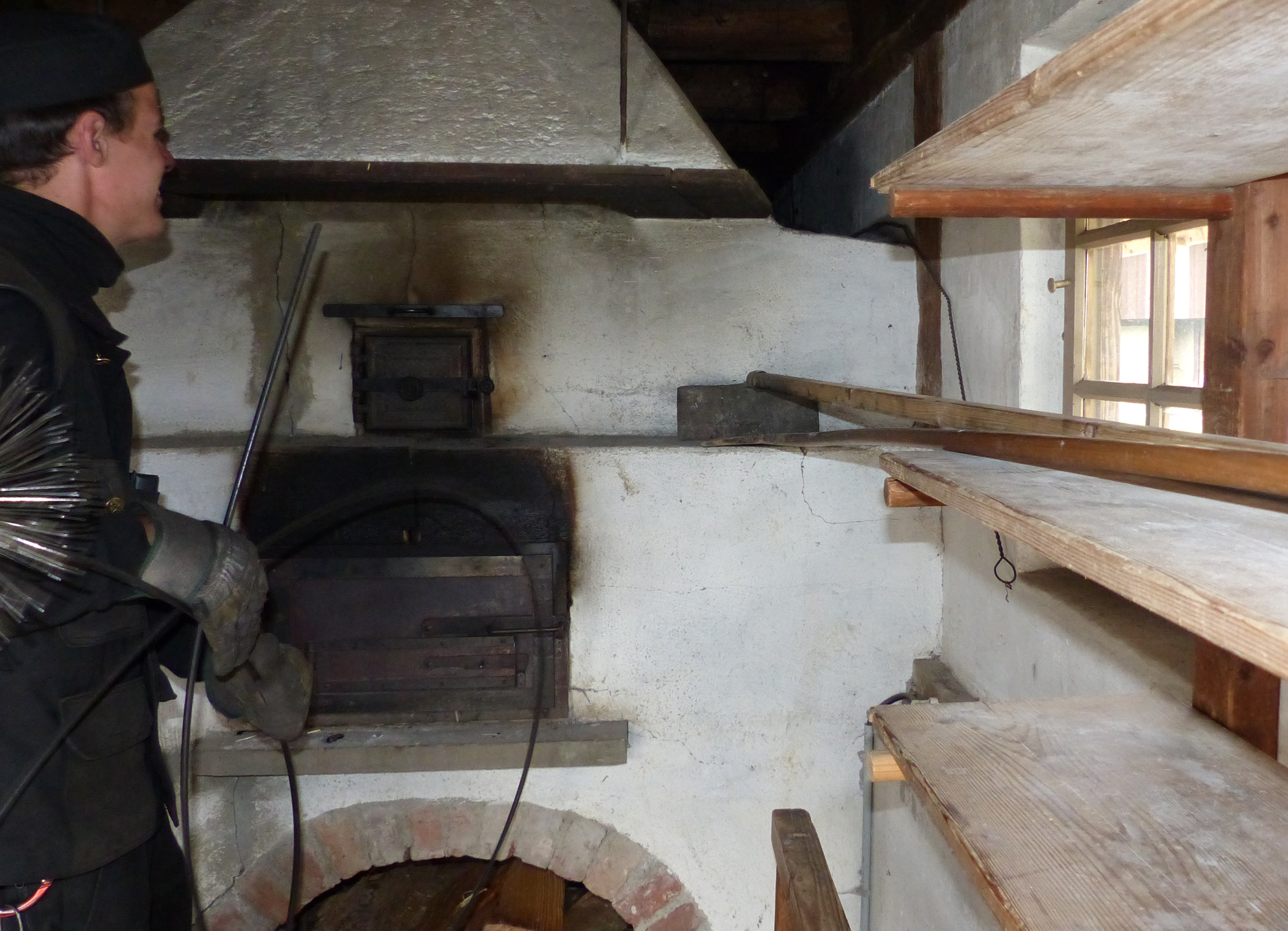 <p>In einer Allgäuer Backstube: Der Backofen wird gekehrt.</p>