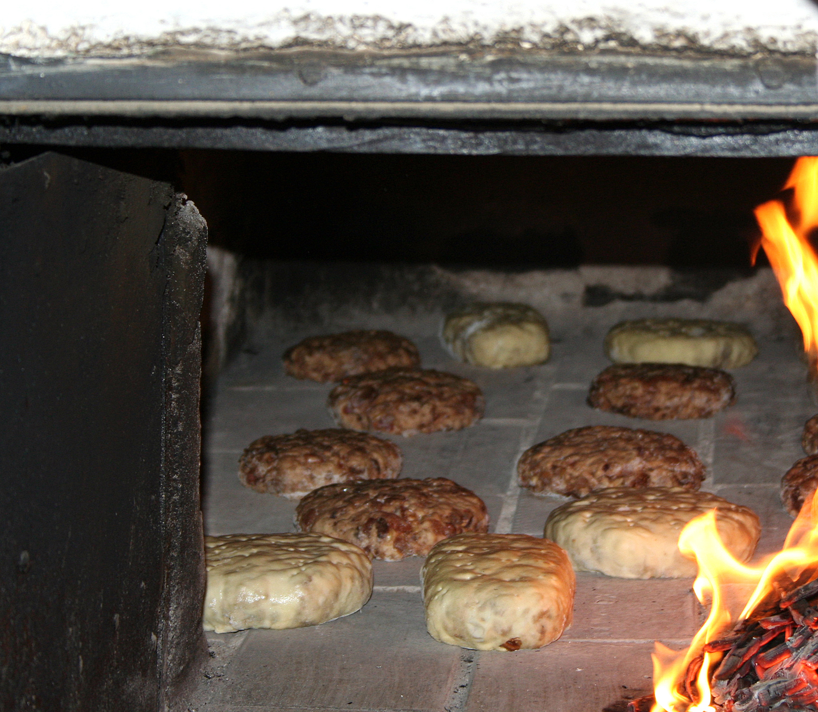 <p> Frisch eingeschossen: Tiroler Zelten - mit und ohne Zeltenblattl - im Holzbackofen.  Foto: <a href="http://www.tirolereigenbroetler.at/">Mag. Karl Eller</a></p>