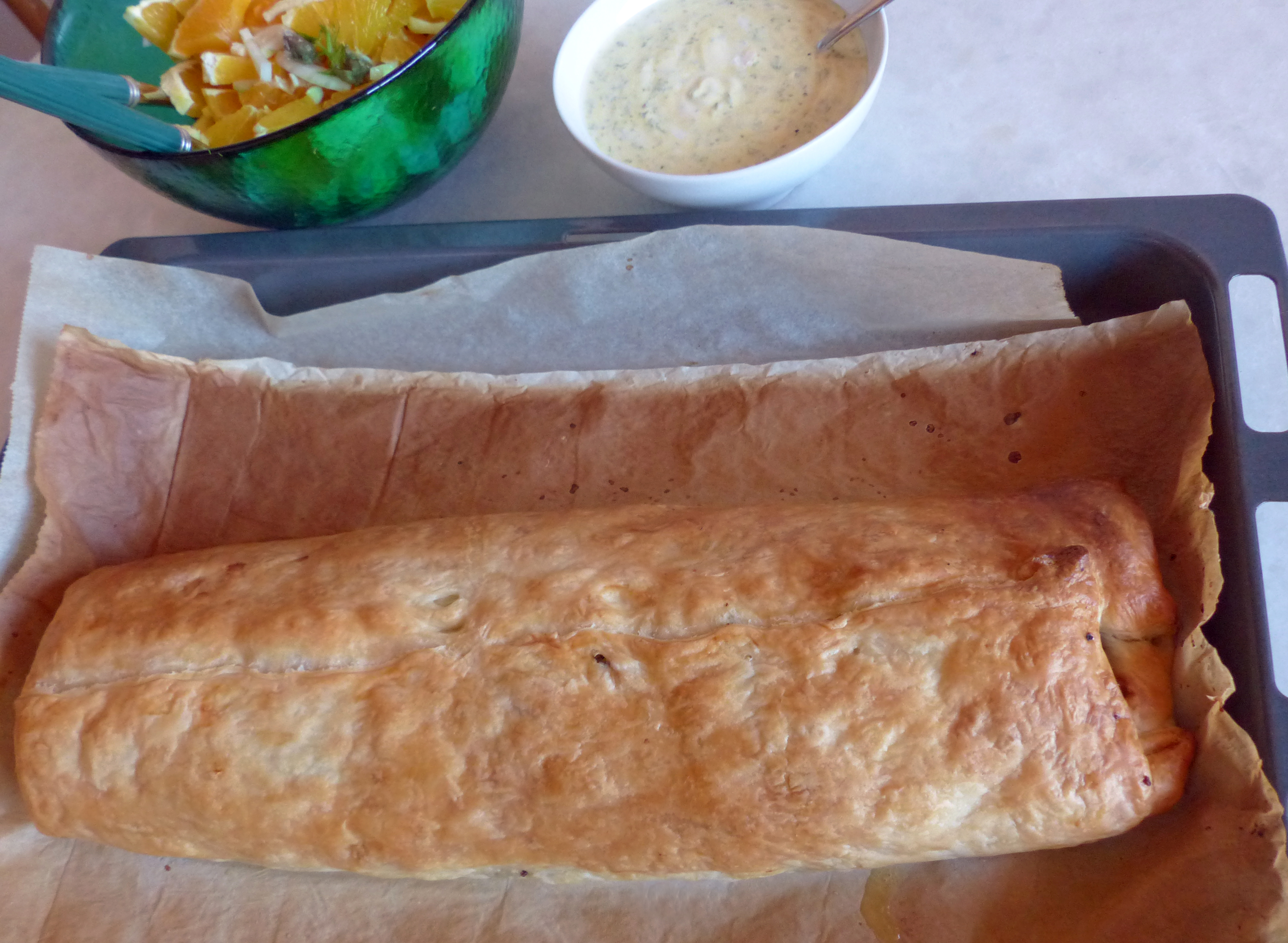 <p>Fertiggebacken mit Joghurtsauce und Orangensalat servieren.</p>