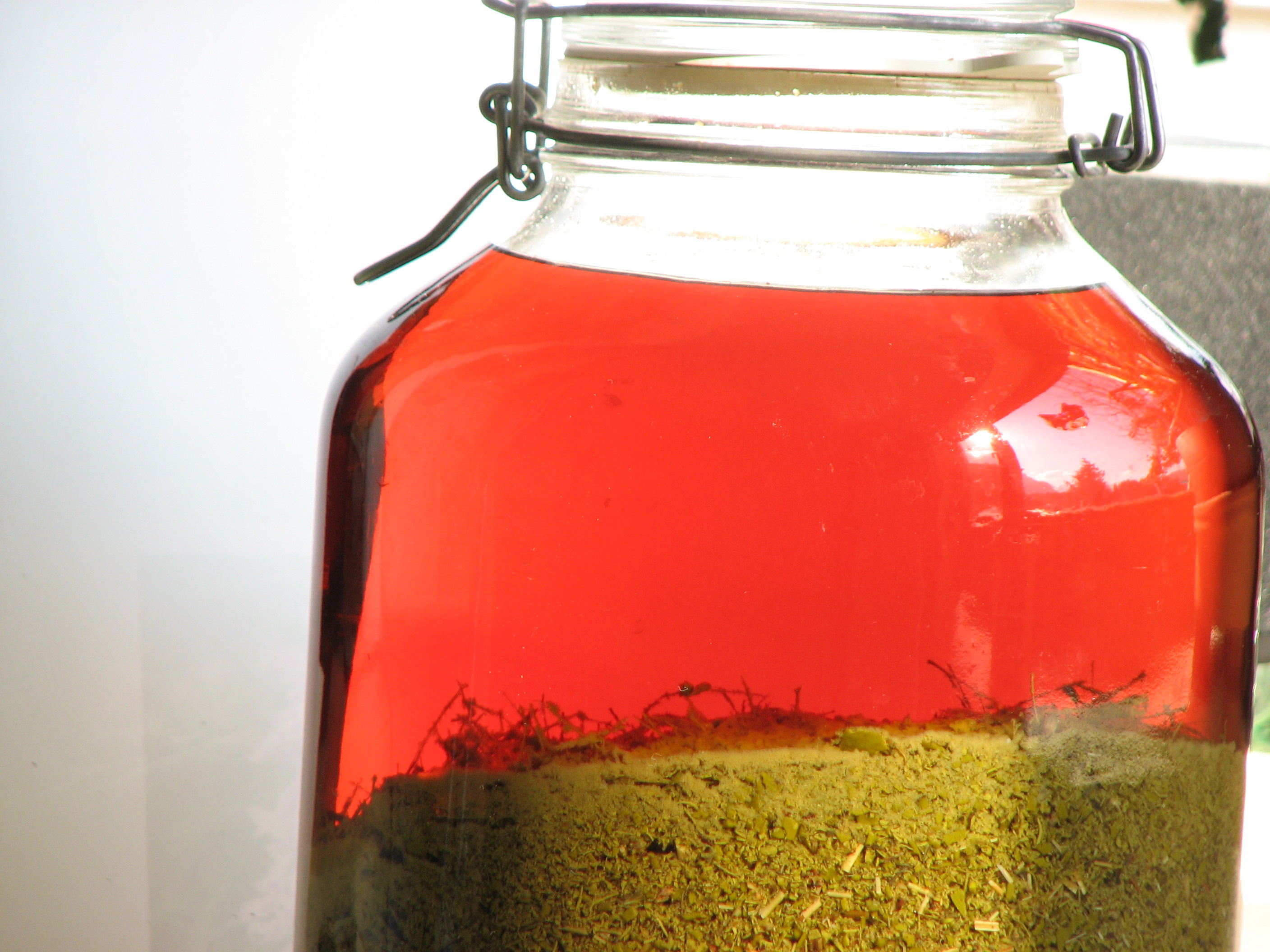 <p>Apfelmistel-Tinktur nach einigen Tagen. Die rote Farbe hielt sich nicht. Sie wechselte ins Bräunliche.</p>