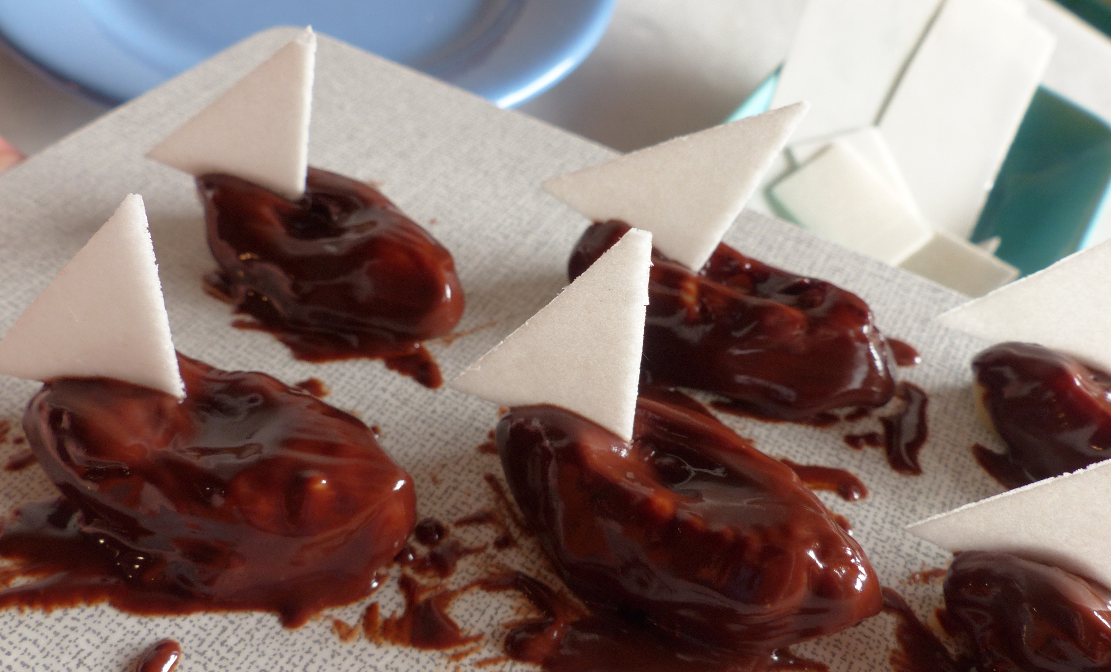 <p>In die noch feuchte Glasur werden Segel gesetzt.</p>