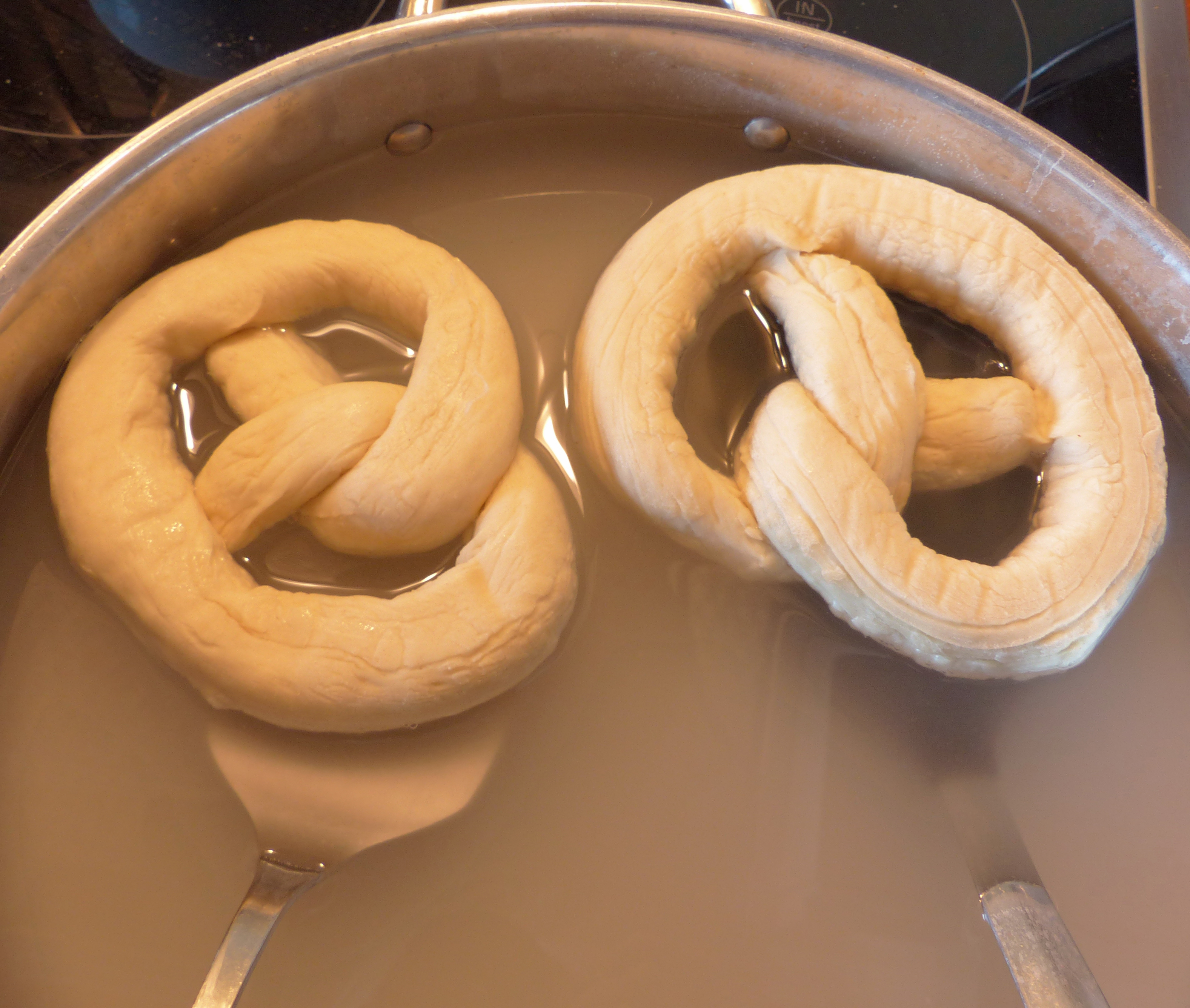 <p>Brezenteiglinge zuerst mit ihrer Oberseite nach unten für 20 sec laugen, dann wenden, wieder 20 sec laugen.</p>