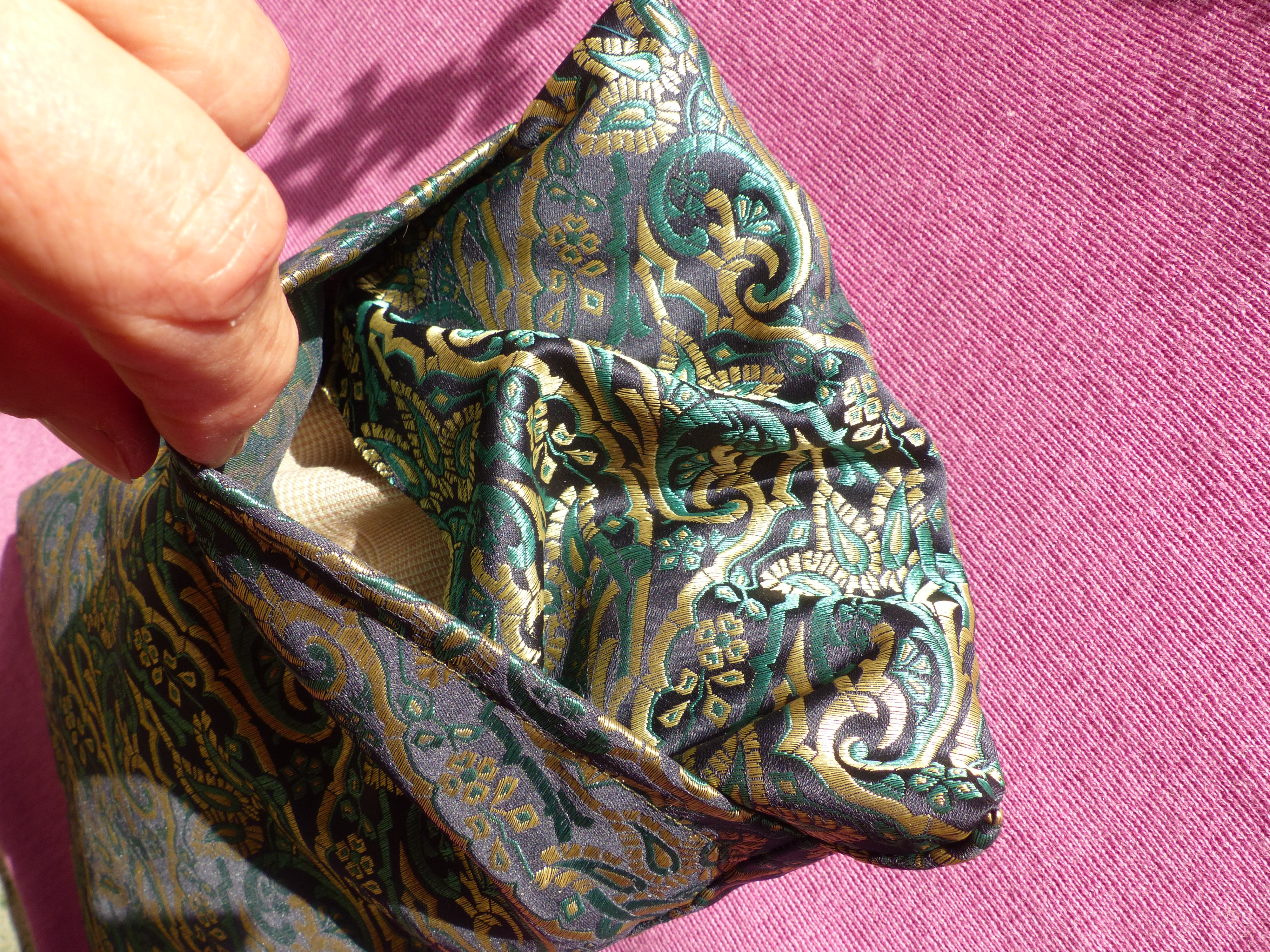 <p>Fertiger Verschluss: Er benötigt weder Knöpfe noch Reißverschluss.</p>