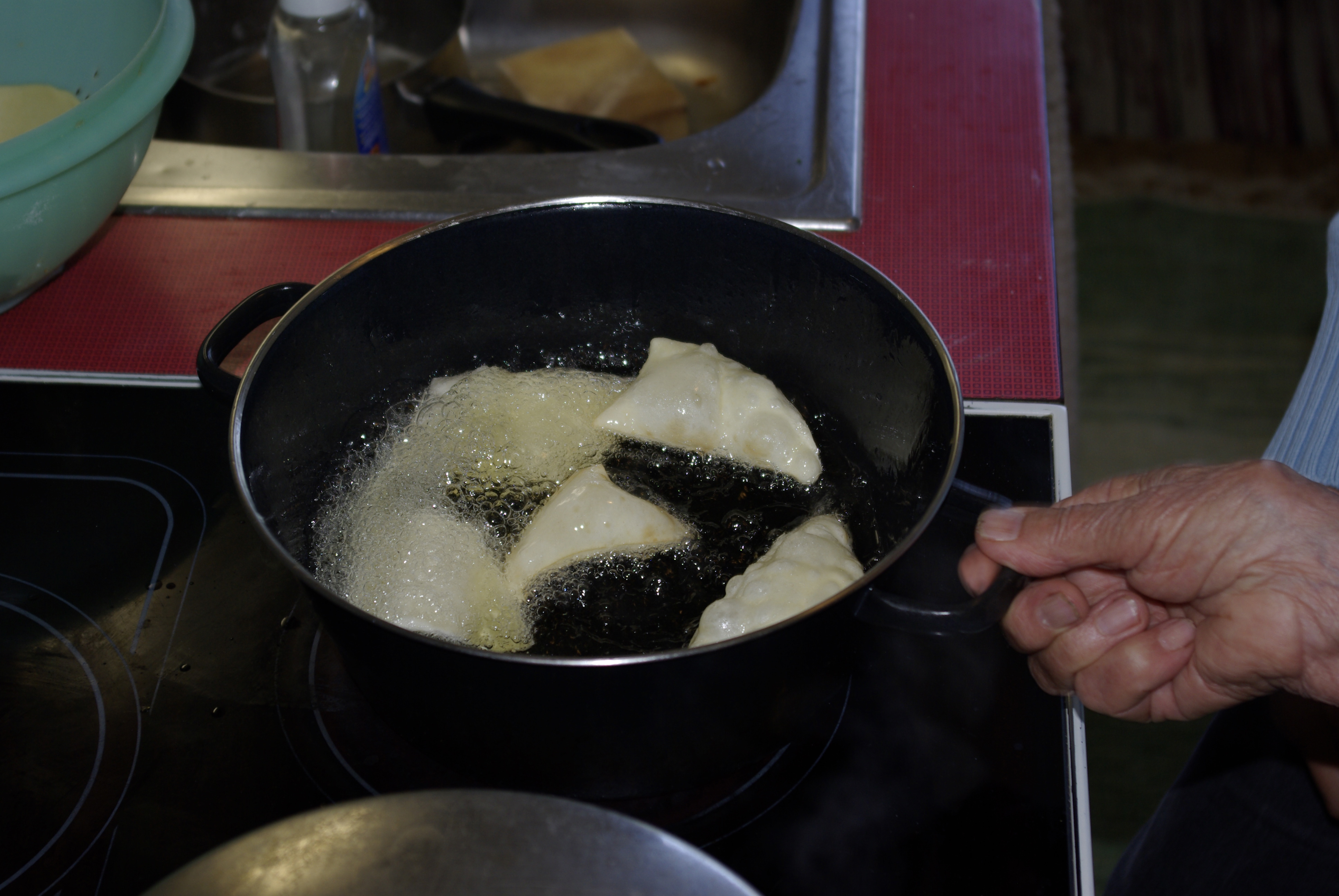 <p>Jetzt geht es richtig los! - Wichtig: Den Topf zwischendurch immer wieder sanft rütteln!</p>