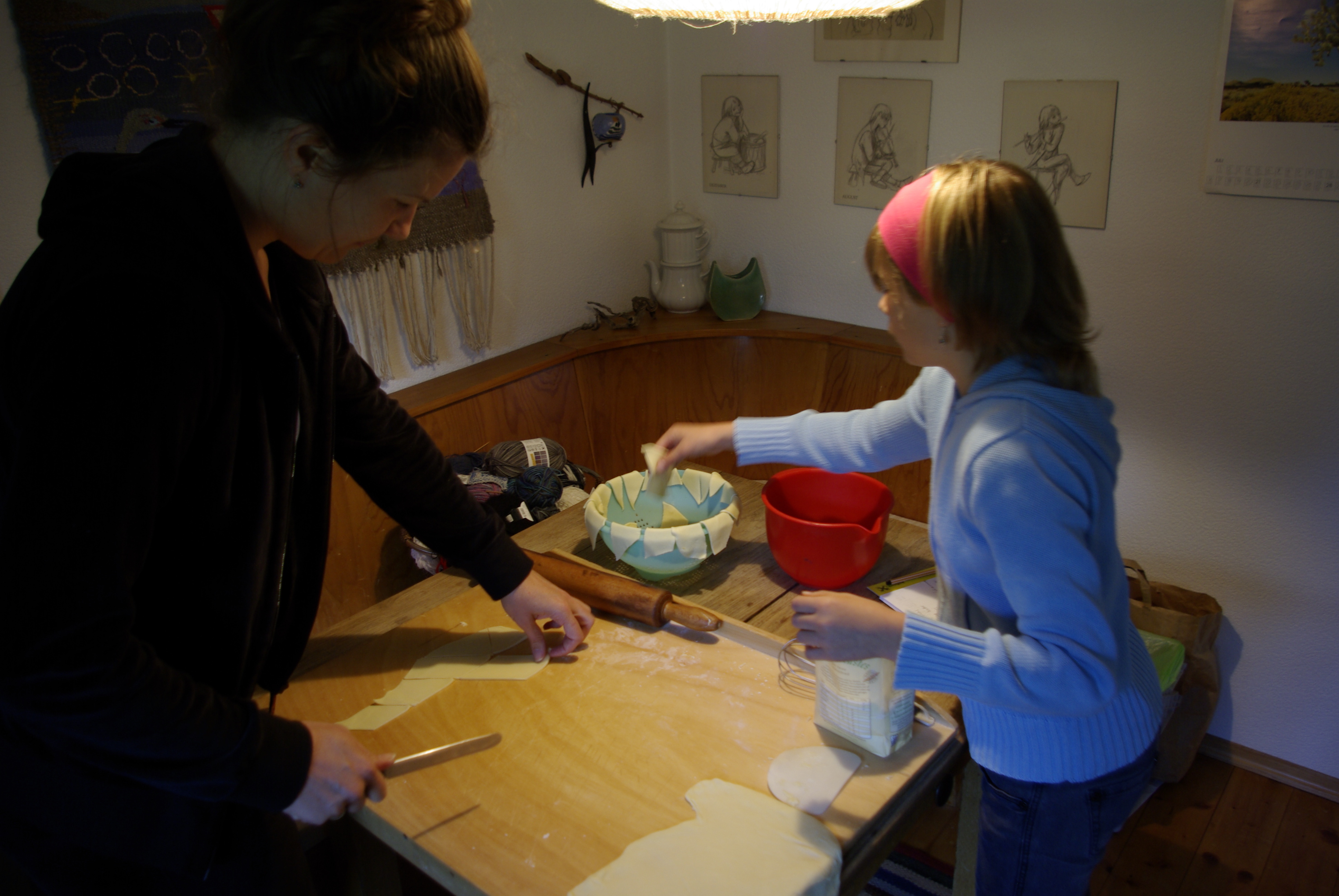 <p>Rechtecke werden geschnitten und für den Transport zum Herd nebeneinander auf dem Schüsselrand gelagert.</p>