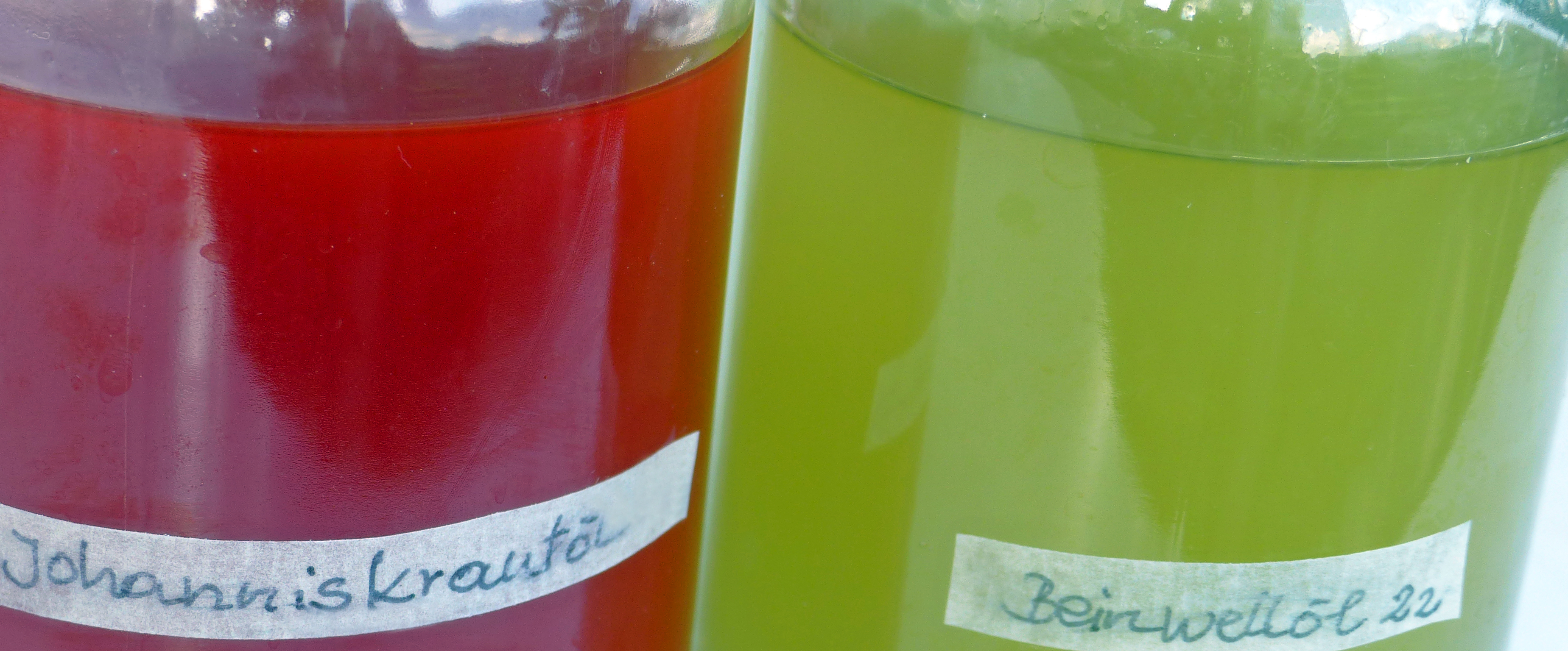 <p>Zwei wichtige Helfer der Phytotherapie bei Beschwerden des Bewegungsapparates: Johanniskrautöl (Rotöl) und Beinwellöl.</p>