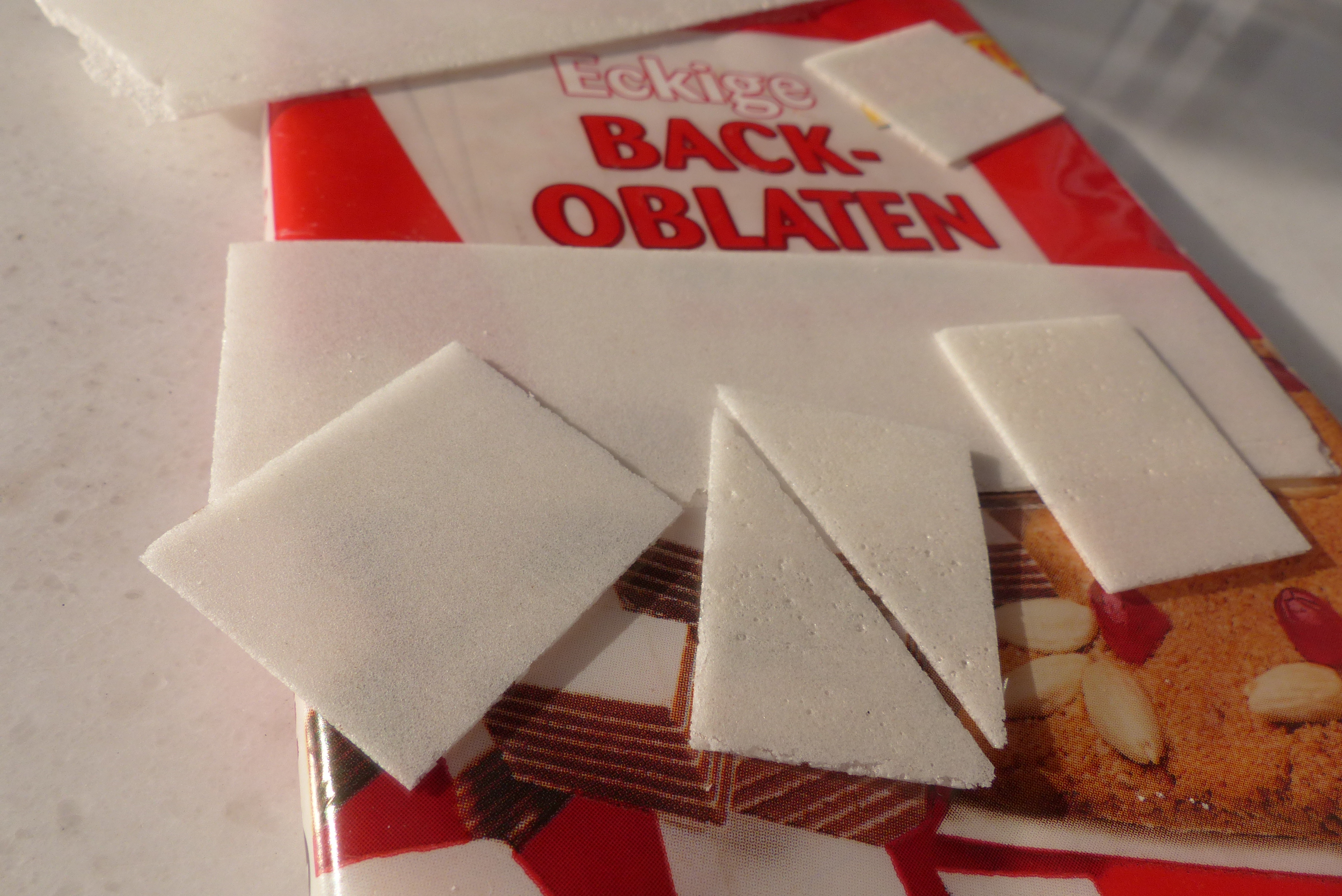 <p>Segel aus weißen Backoblaten schneiden</p>