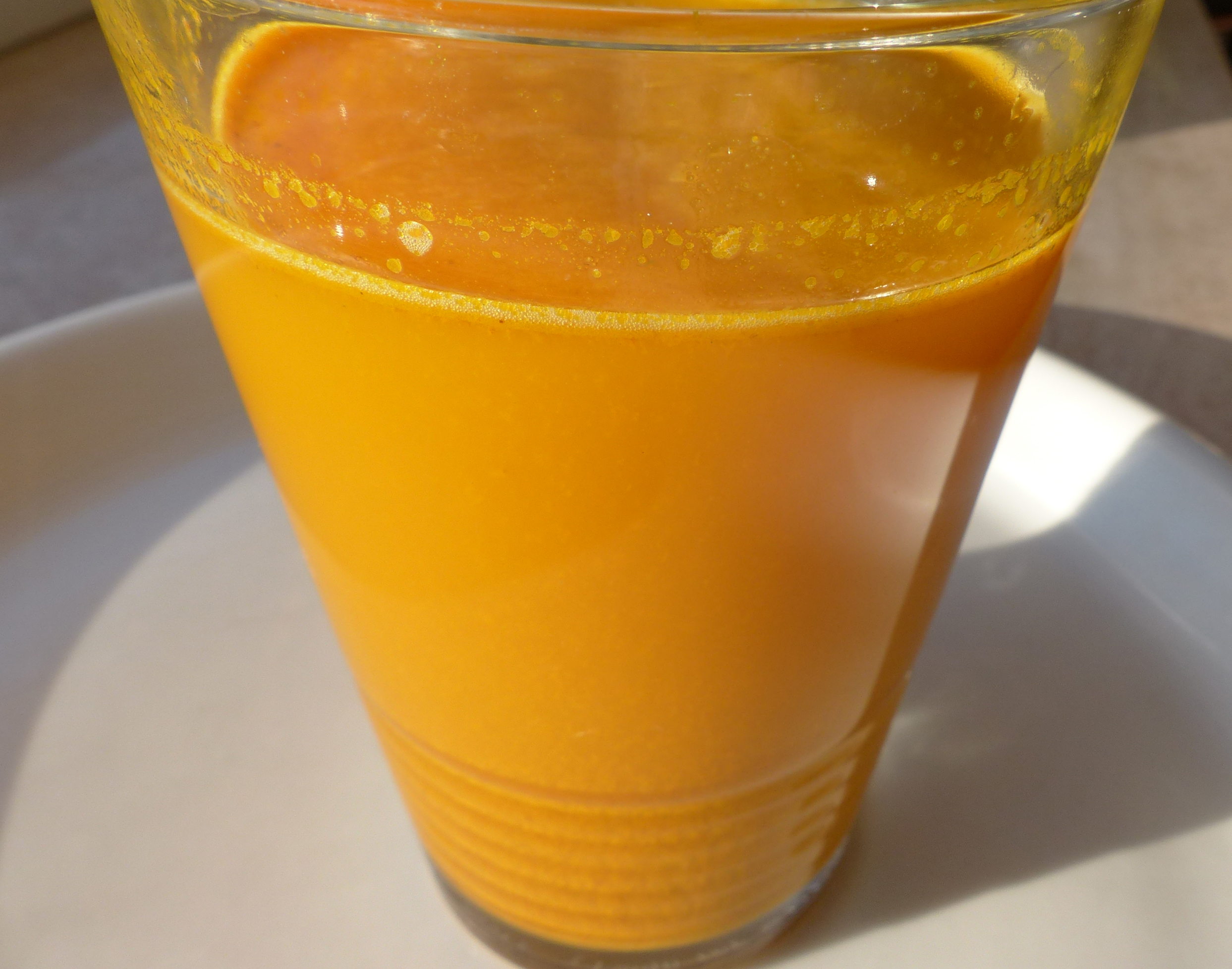 <p>Einfach, lecker: Mit Wasser angerührte Kurkuma-Paste als kalorienleichte Kurkuma-Latte.</p>