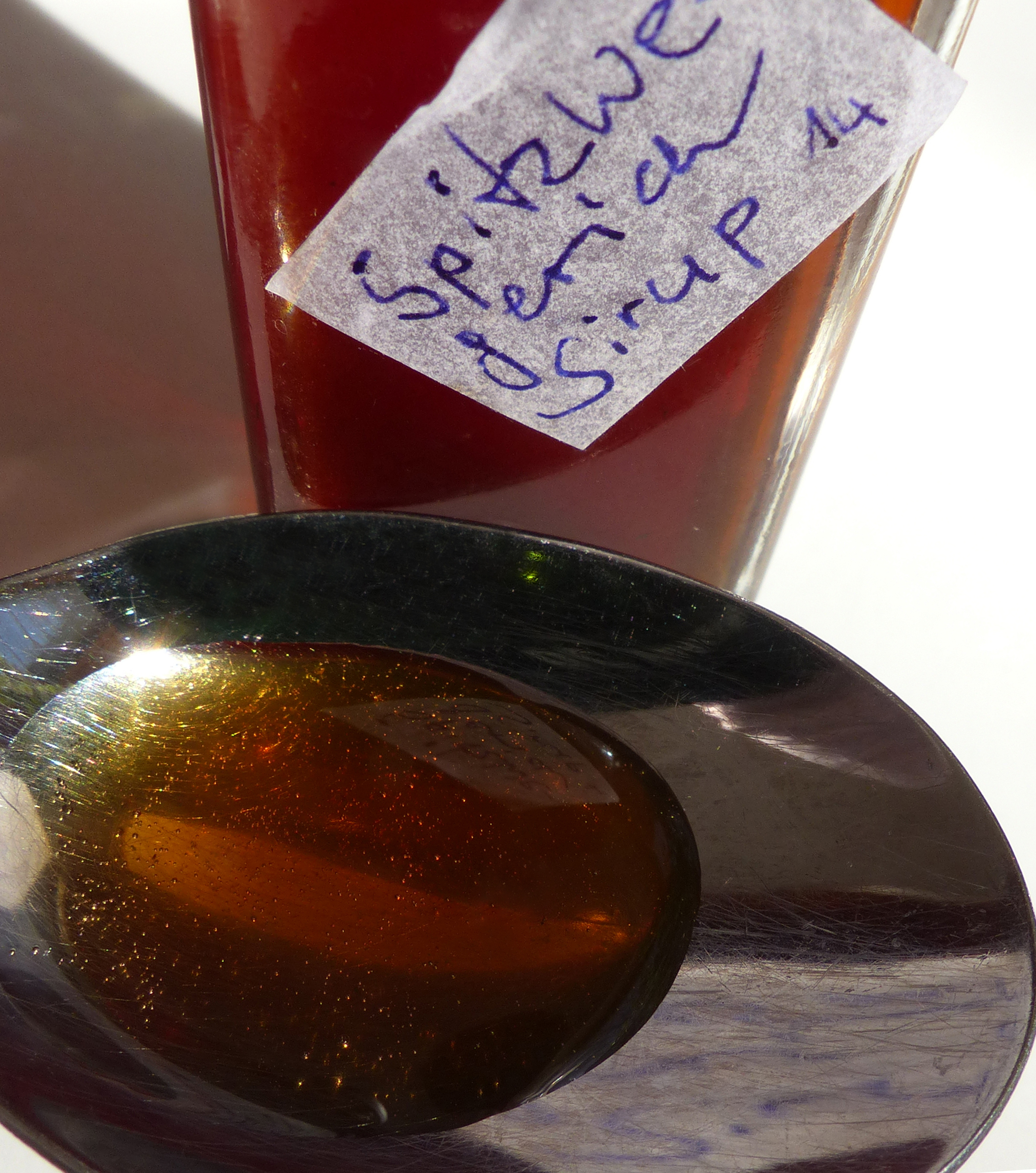 <p>Kinder nehmen diesen Spitzwegerich-Sirup gerne ein!</p>