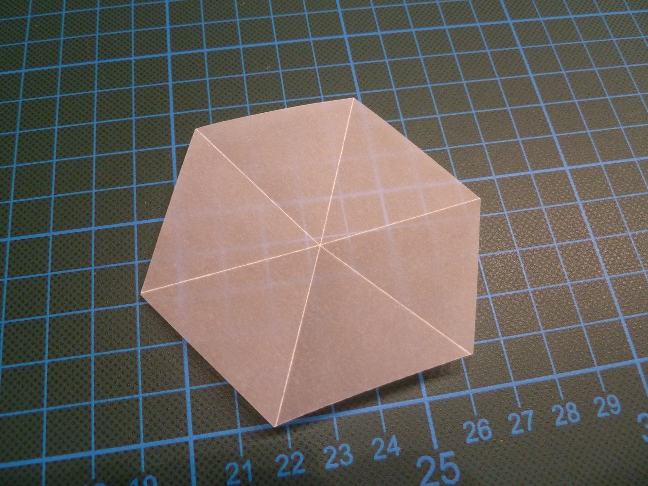 <p>Alle Diagonalen falten.</p>