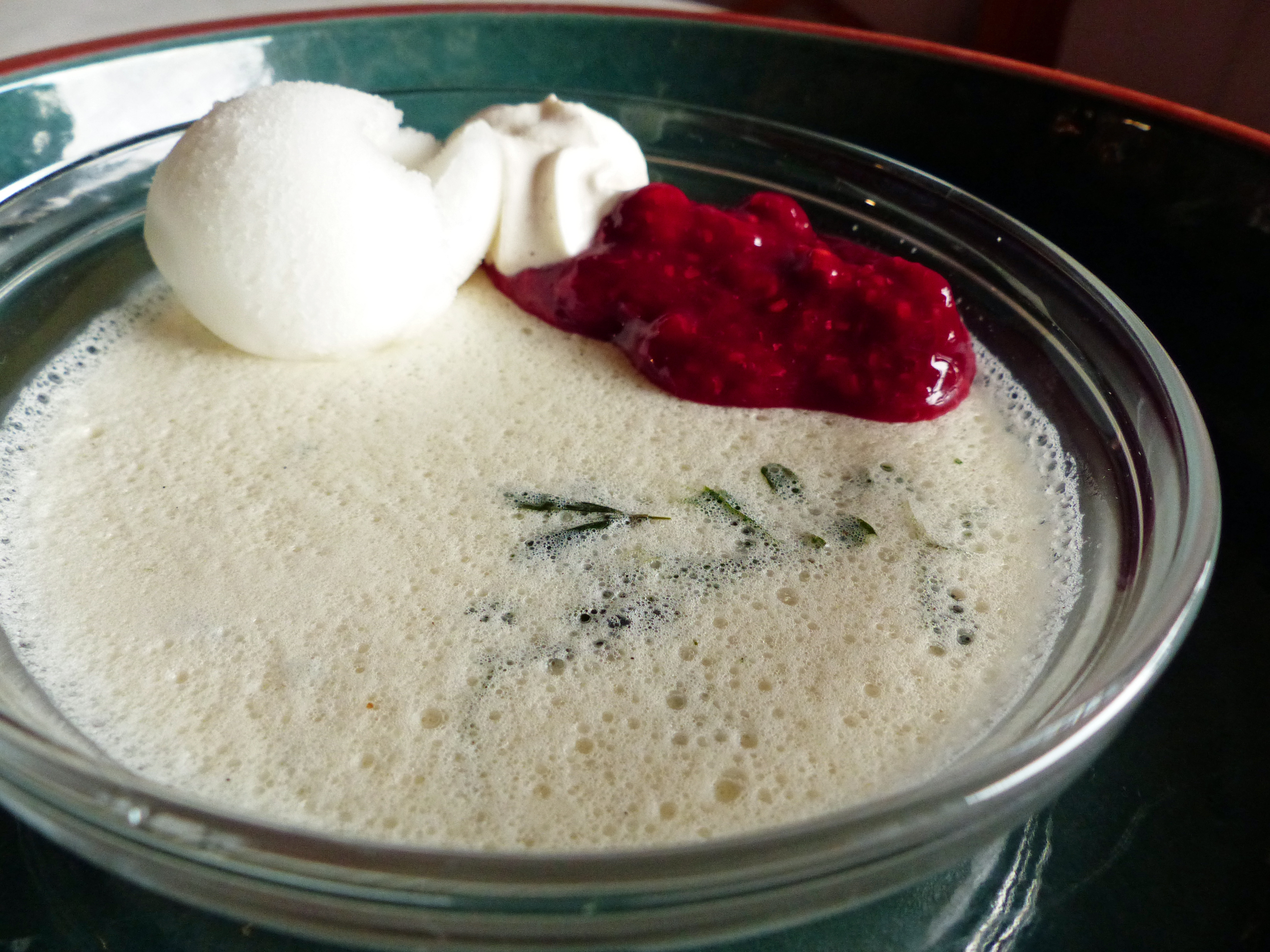 <p>Waldmeister-Panna Cotta im Glas belassen.</p>