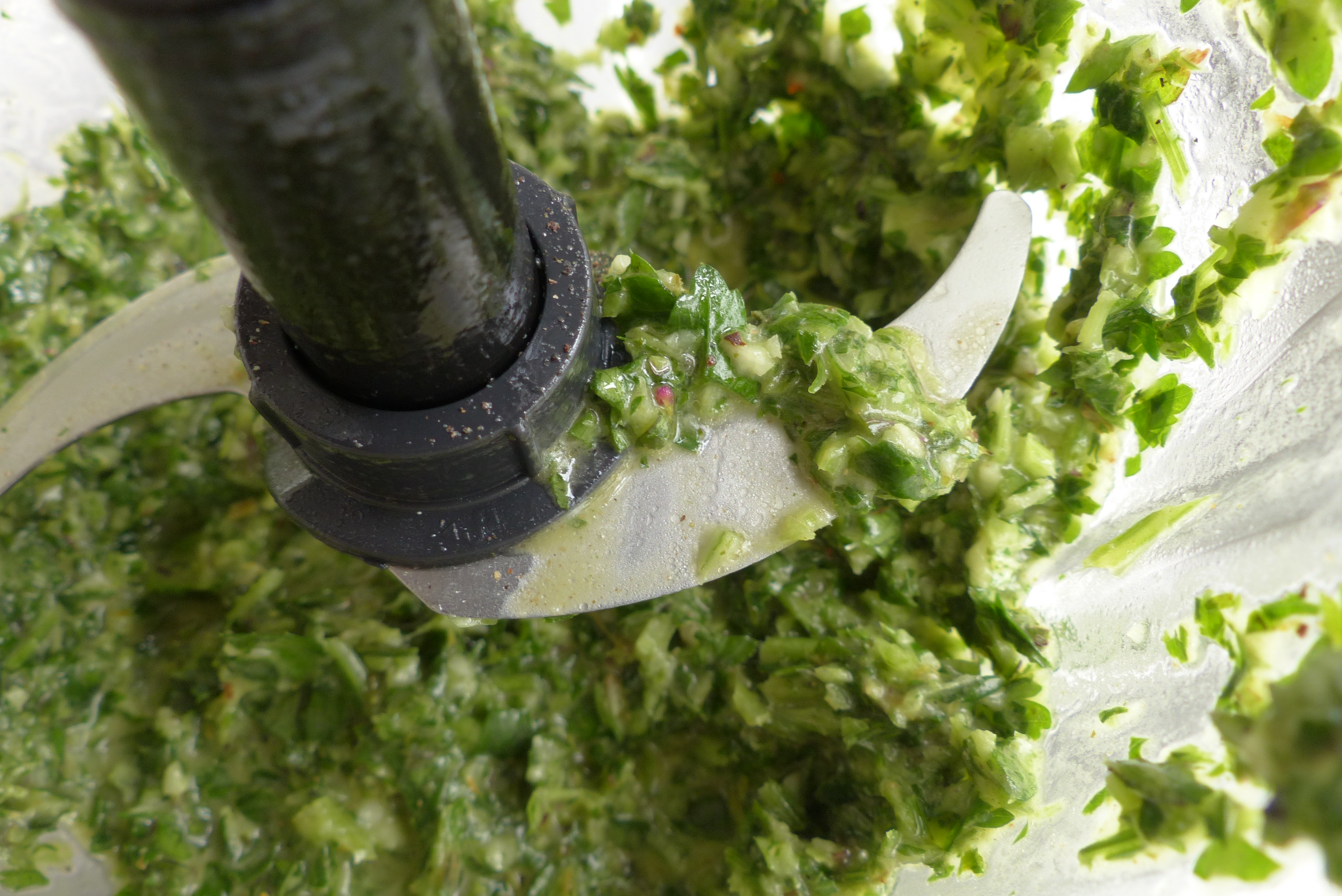 <p>Zerkleinern, aber nicht pürieren!</p>