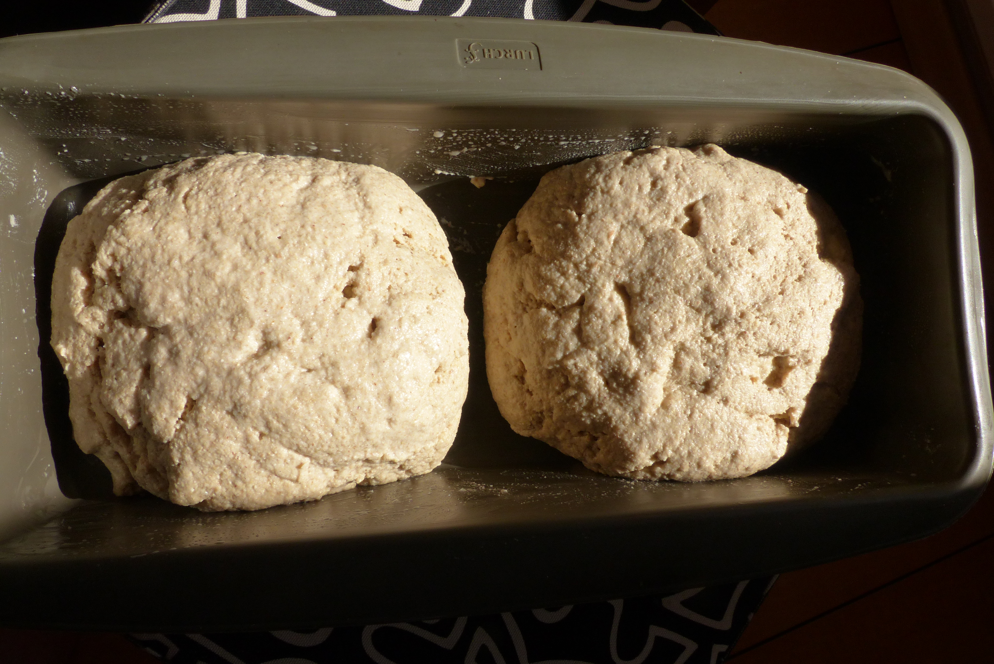 <p>Teiglaibe in einer Kastenform</p>