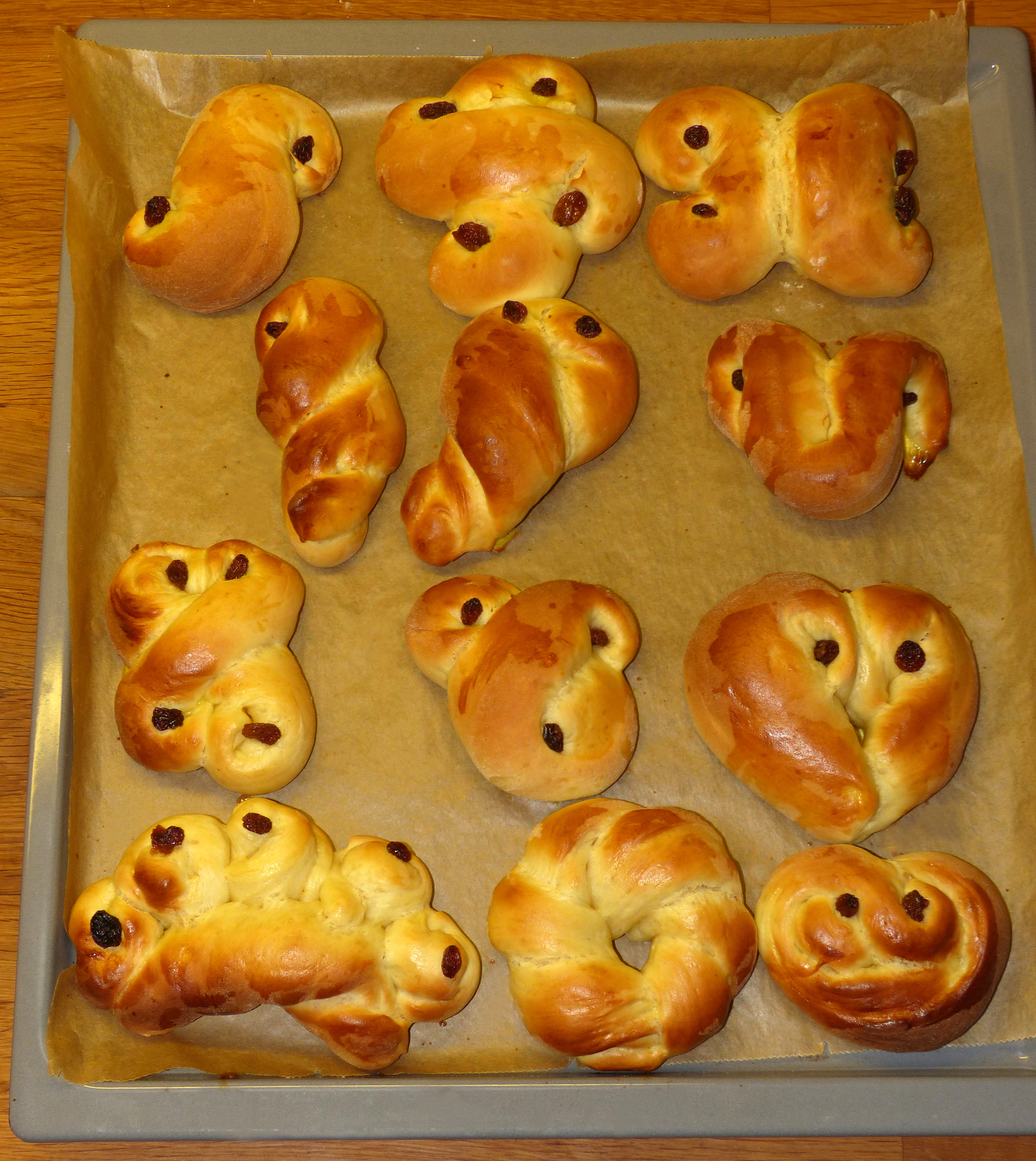 <p>Goldbraun gebacken schmecken die schwedischen Safranbrote ganz frisch unheimlich gut zu Kaffee und Glögg / Glühwein!</p>