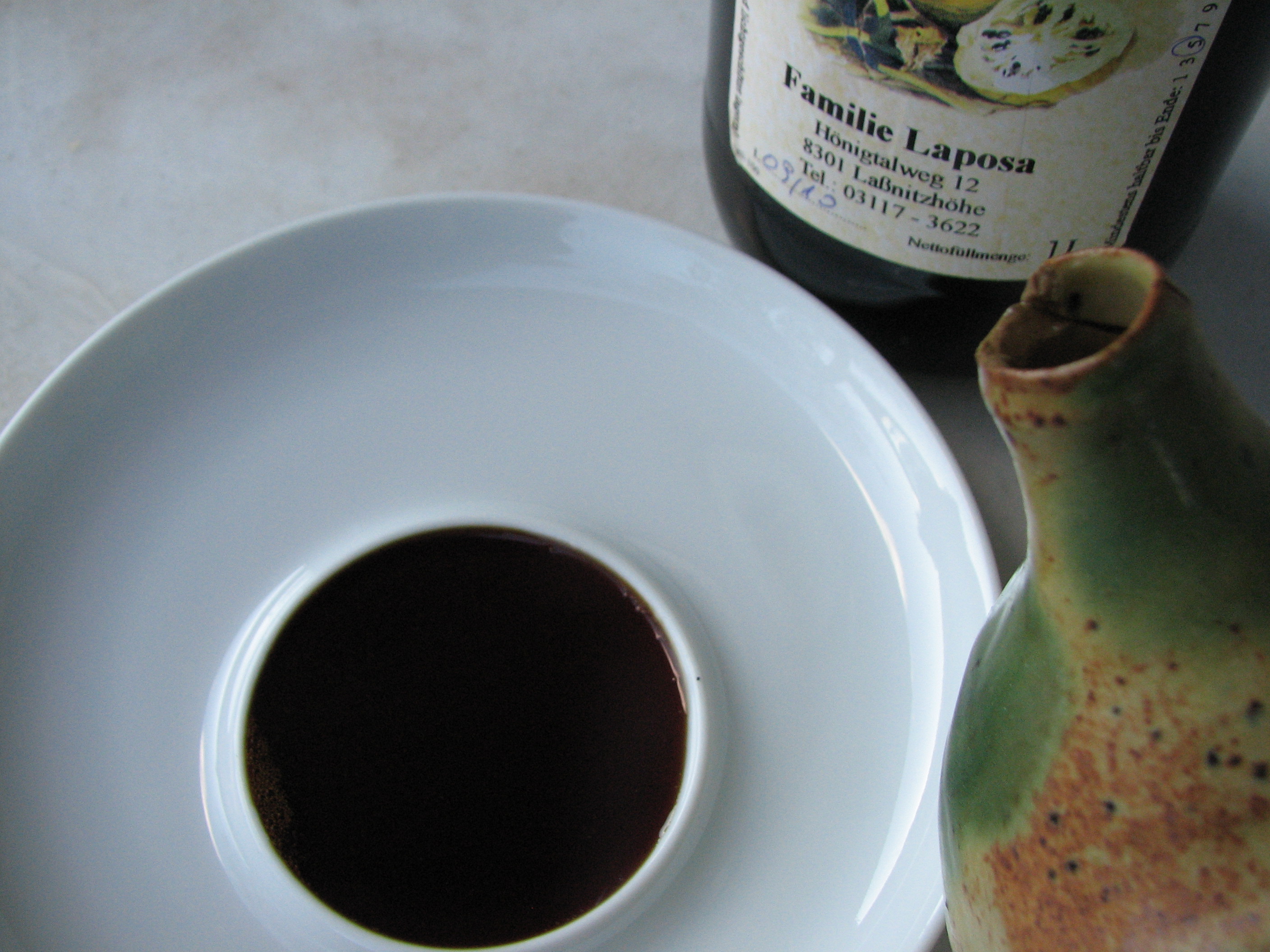 <p>Steirisches Kürbiskernöl wird traditionell als kleine Zwischenmahlzeit mit Brot herausgetunkt gegessen.</p>