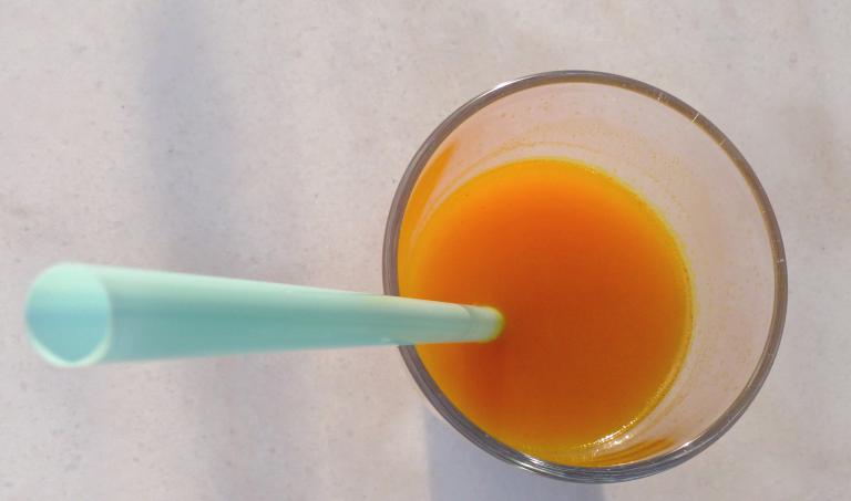 <p>Kurkuma-Latte mit Trinkhalm servieren. So verhindert man eine Gelbfärbung der Lippen.</p>