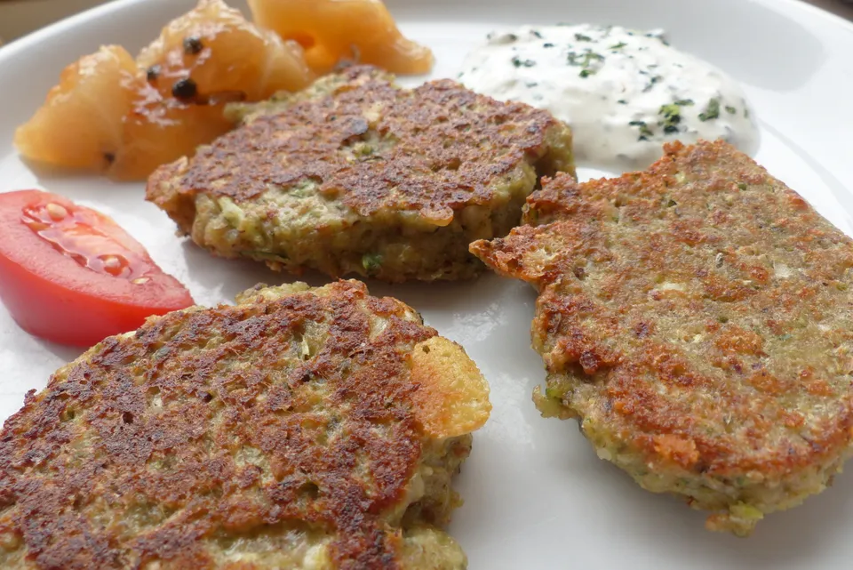 Bratlinge mit Blattpflanzen  