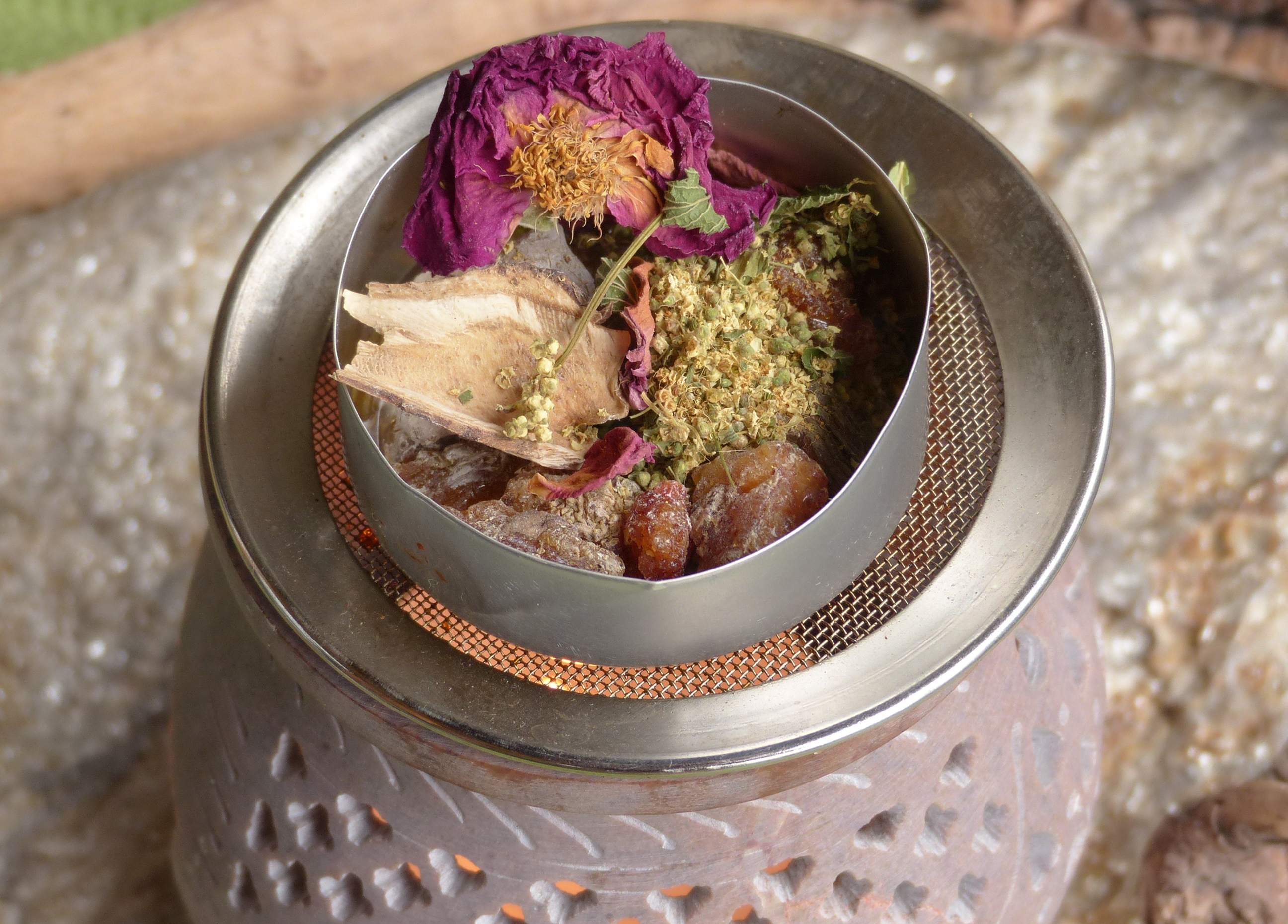 <p><em>TIPP: </em> Räucherwerk in die leere Hülle eines großen Teelichtes füllen und auf das Gitter eines Räucherstövchens stellen.</p>