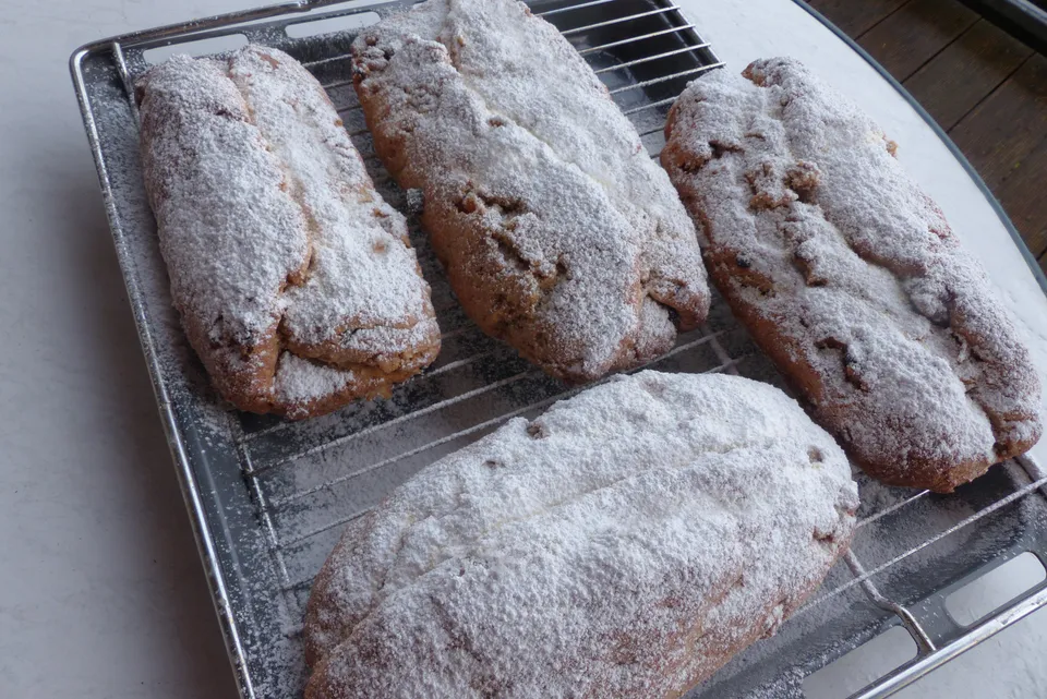 Christstollen aus Backpulver-Topfenteig