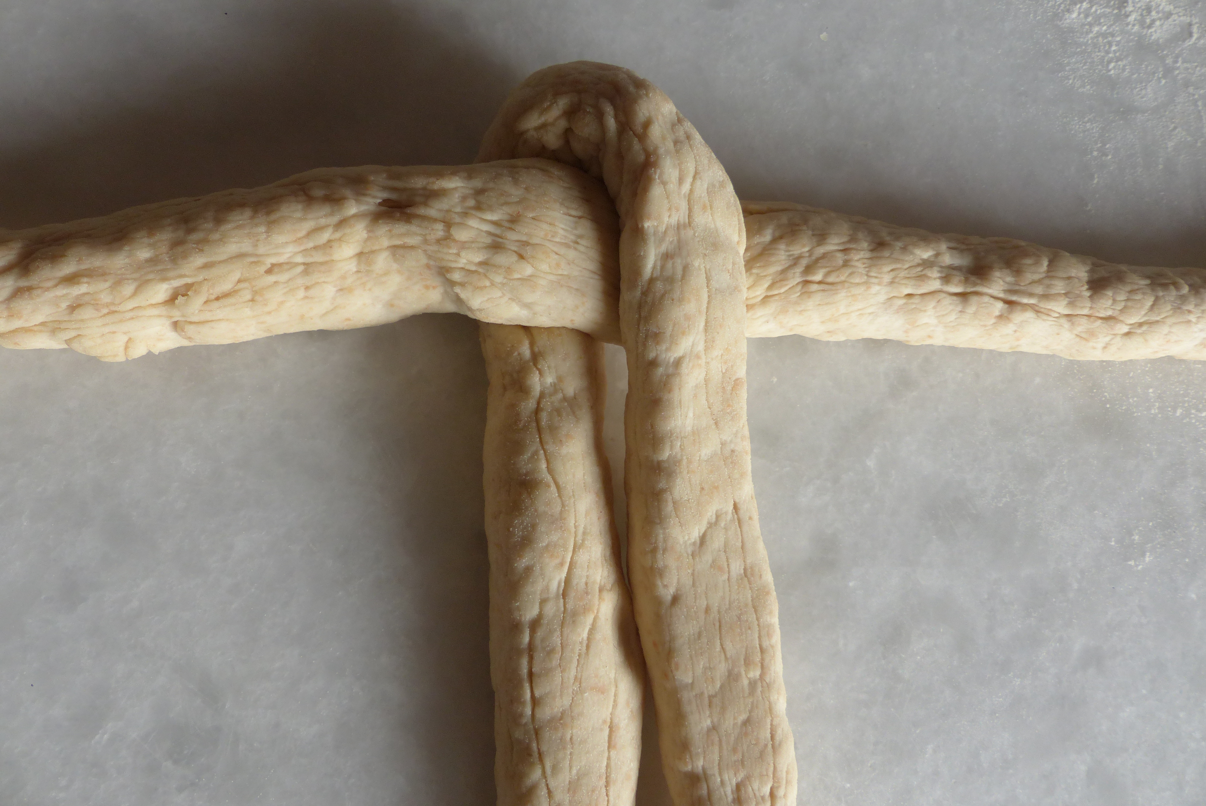 <p>Die obere senkrechte Stranghälfte wird <strong>rechts neben</strong> der unteren Stranghälfte abgelegt.</p>