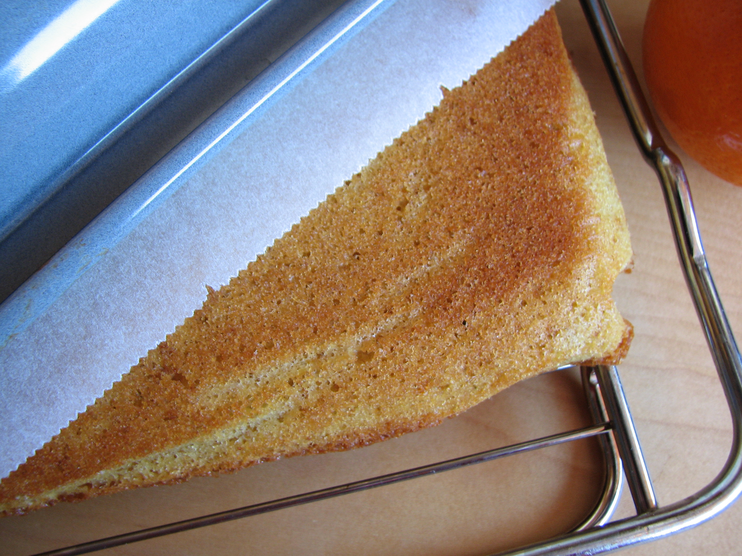 <p>Zum Auskühlen den Blechkuchen auf ein Gitter stürzen und das Backpapier abziehen.</p>