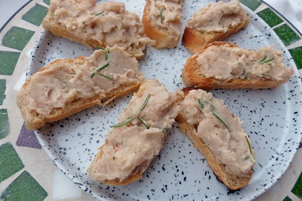Crostini mit weißer Bohnencreme  