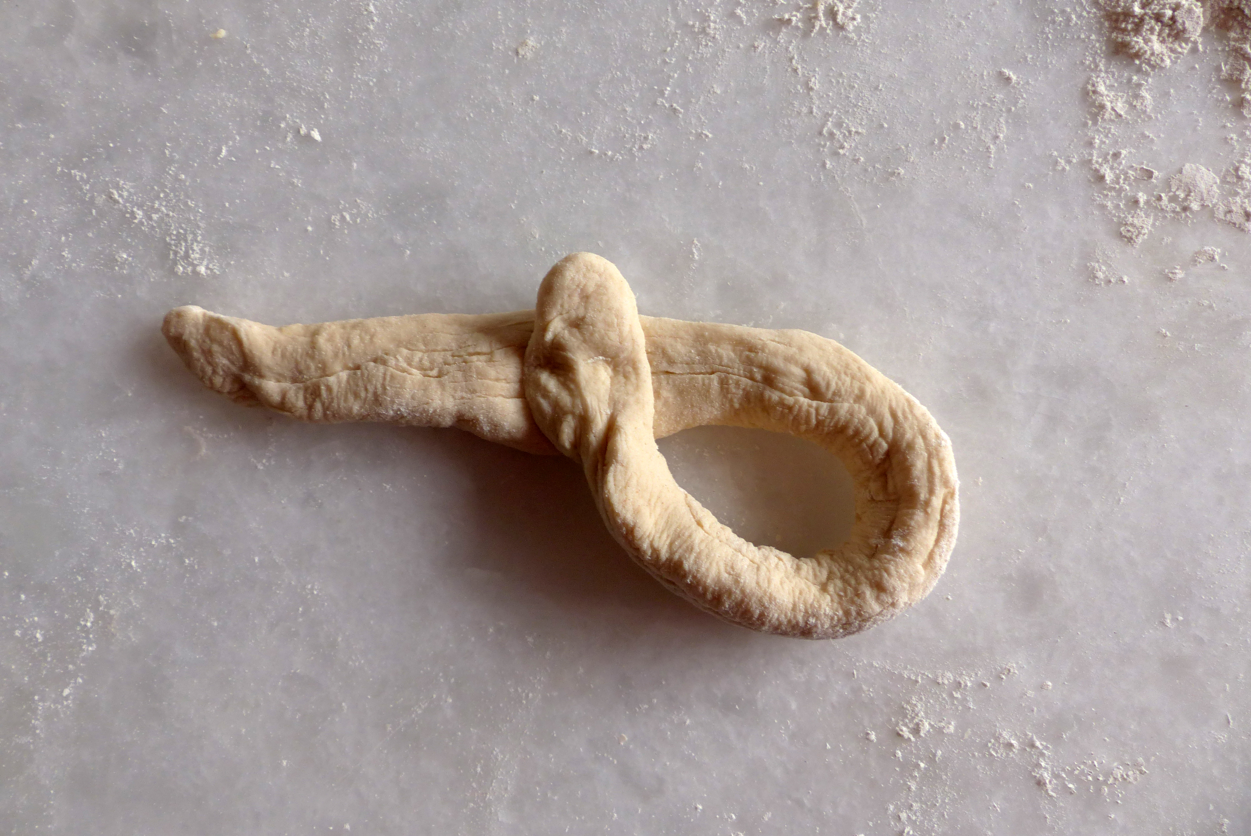 <p>Die rundliche Schlaufe wurde gelegt, 1/3 des Stranges bleibt frei.</p>