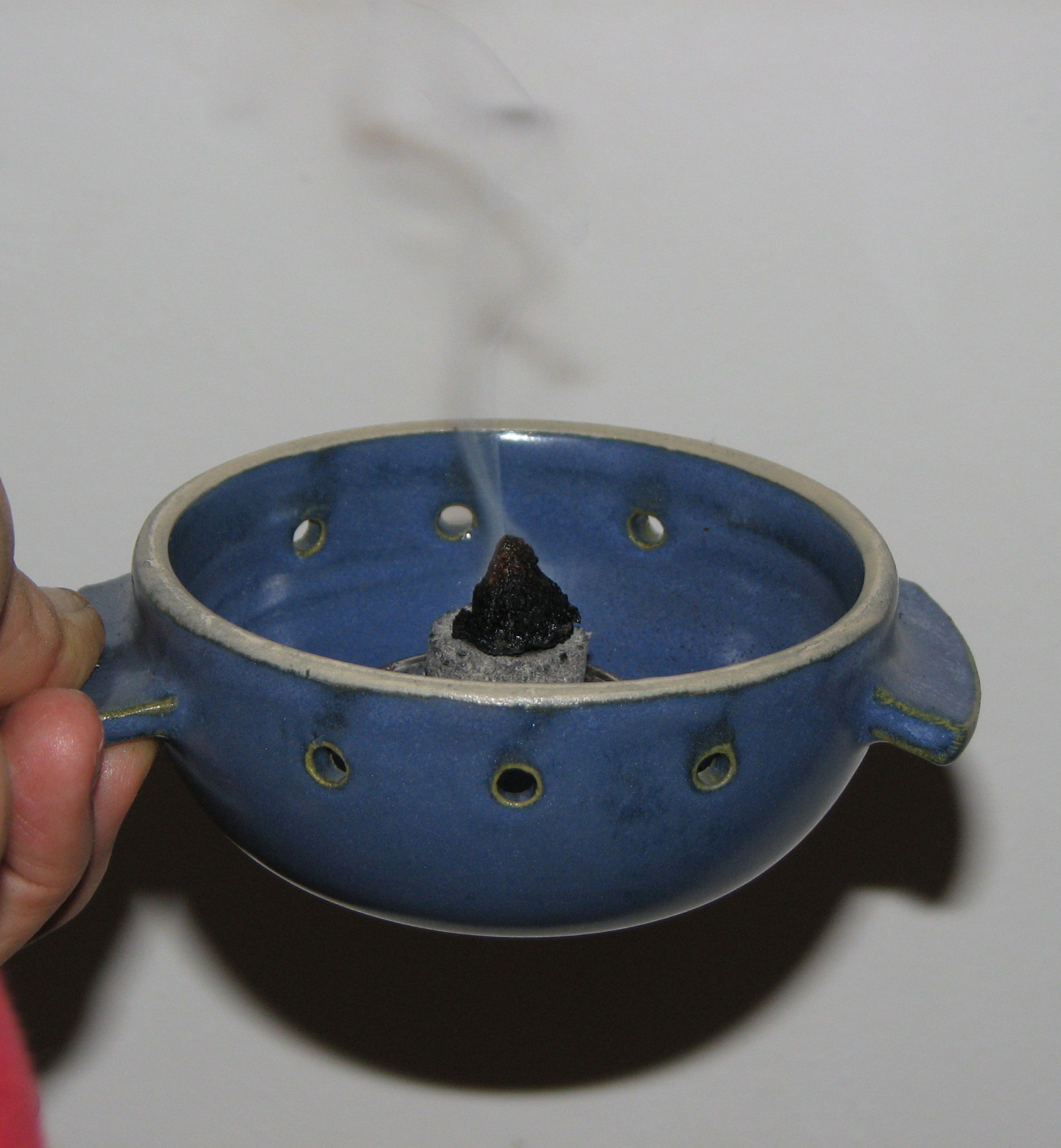 <p>Räucherkohle auf Sand legen und das Räuchermaterial (auch Harziges) darauf platzieren.</p>