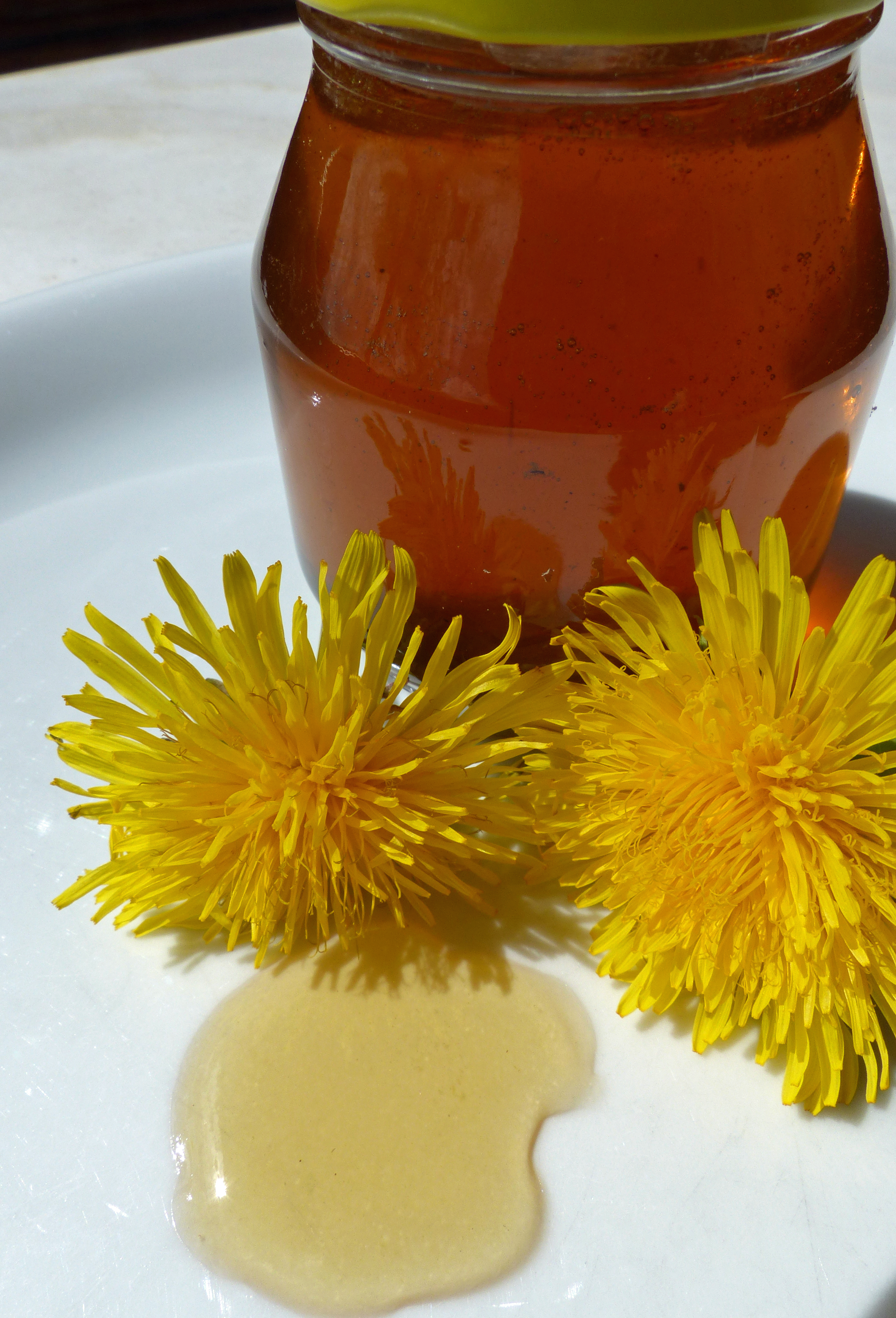 <p>Löwenzahnhonig, modern zubereitet</p>