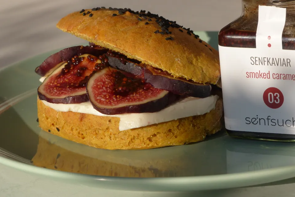 Kurkuma-Pitatasche füllen