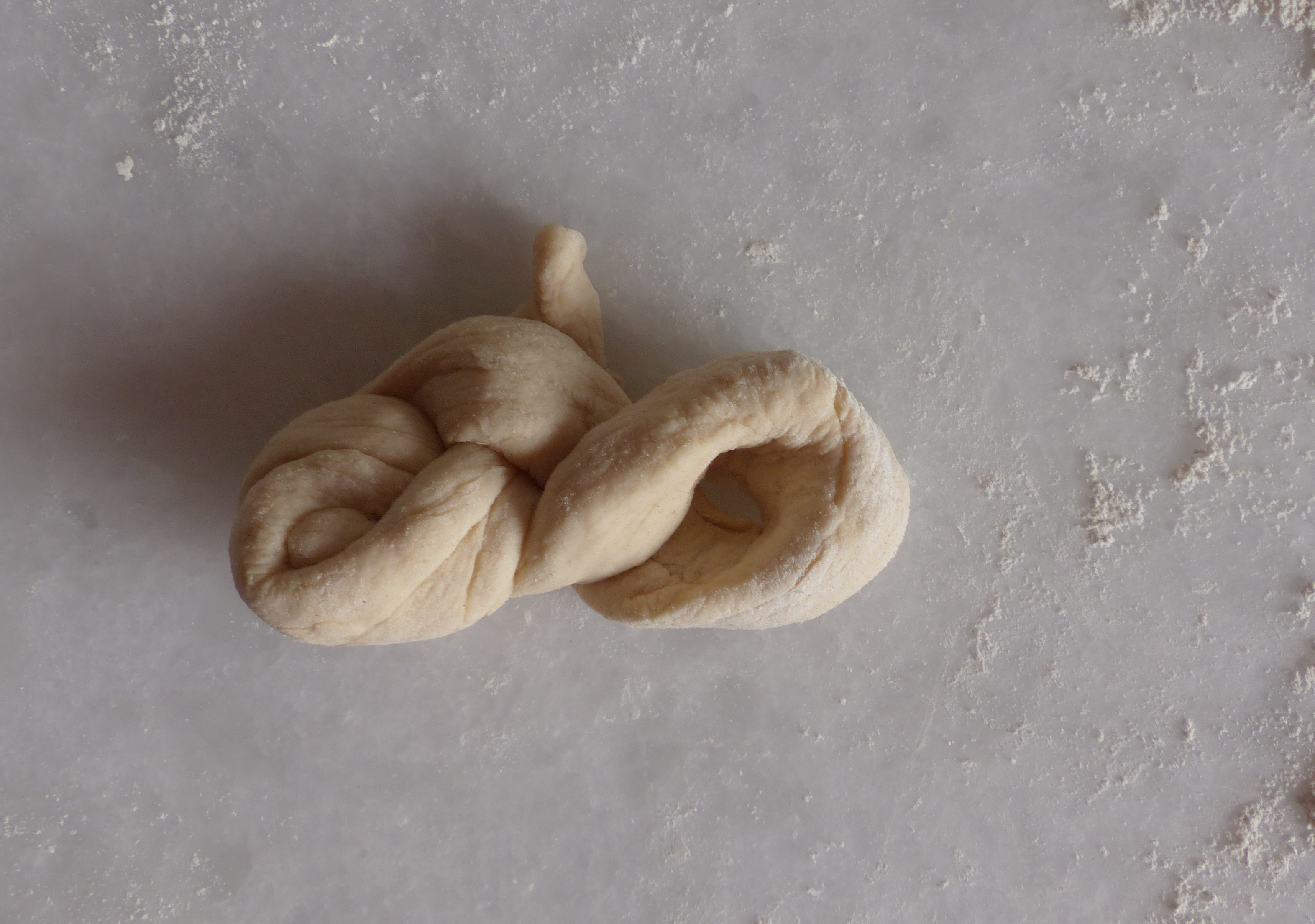 <p>Die Schlaufe wurde nach  o b e n  gedreht. Man erkennt die Form einer liegenden Acht.</p>