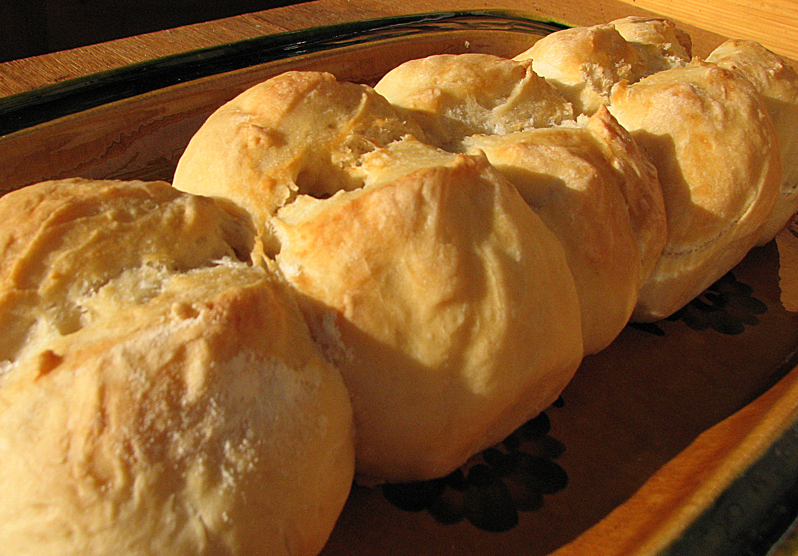 <p>Um das "Brot-Tal" zu erhalten, werden die Teiglinge nach dem Gehen 2 cm tief eingeschnitten.</p>