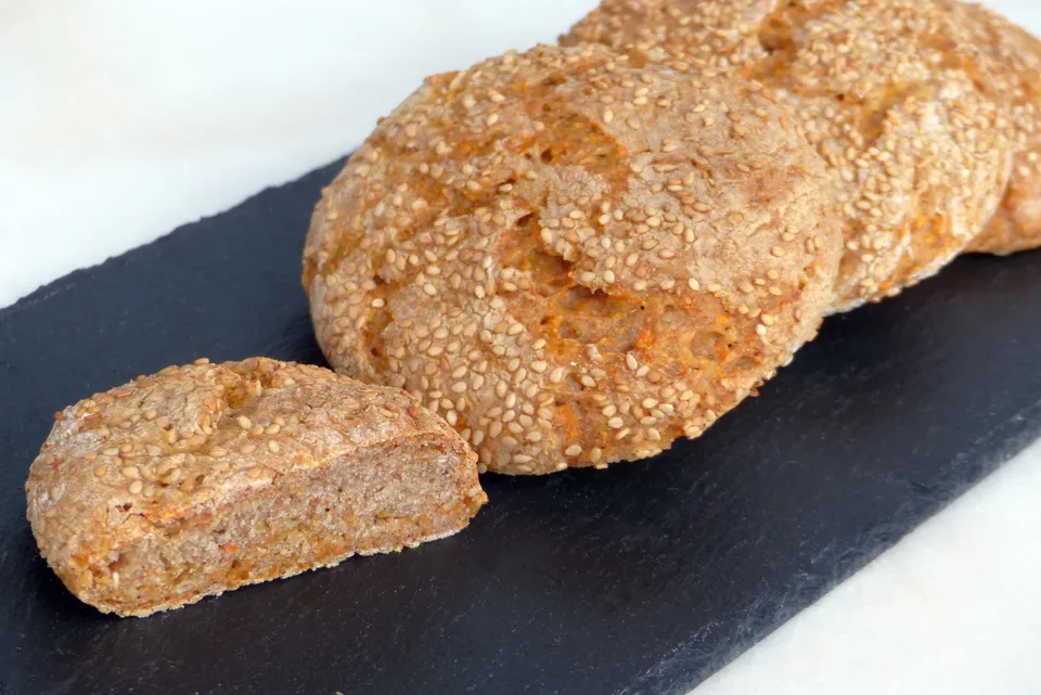 Karotten-Fladenbrötchen mit Sesam
