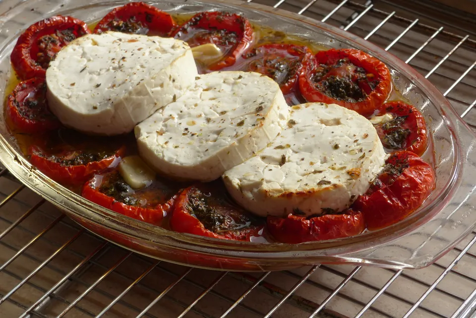 Feta auf Tomaten überbacken