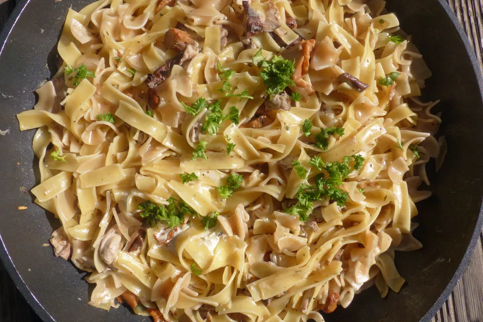 Nudelpfanne mit Pilzen oder Grünspargel