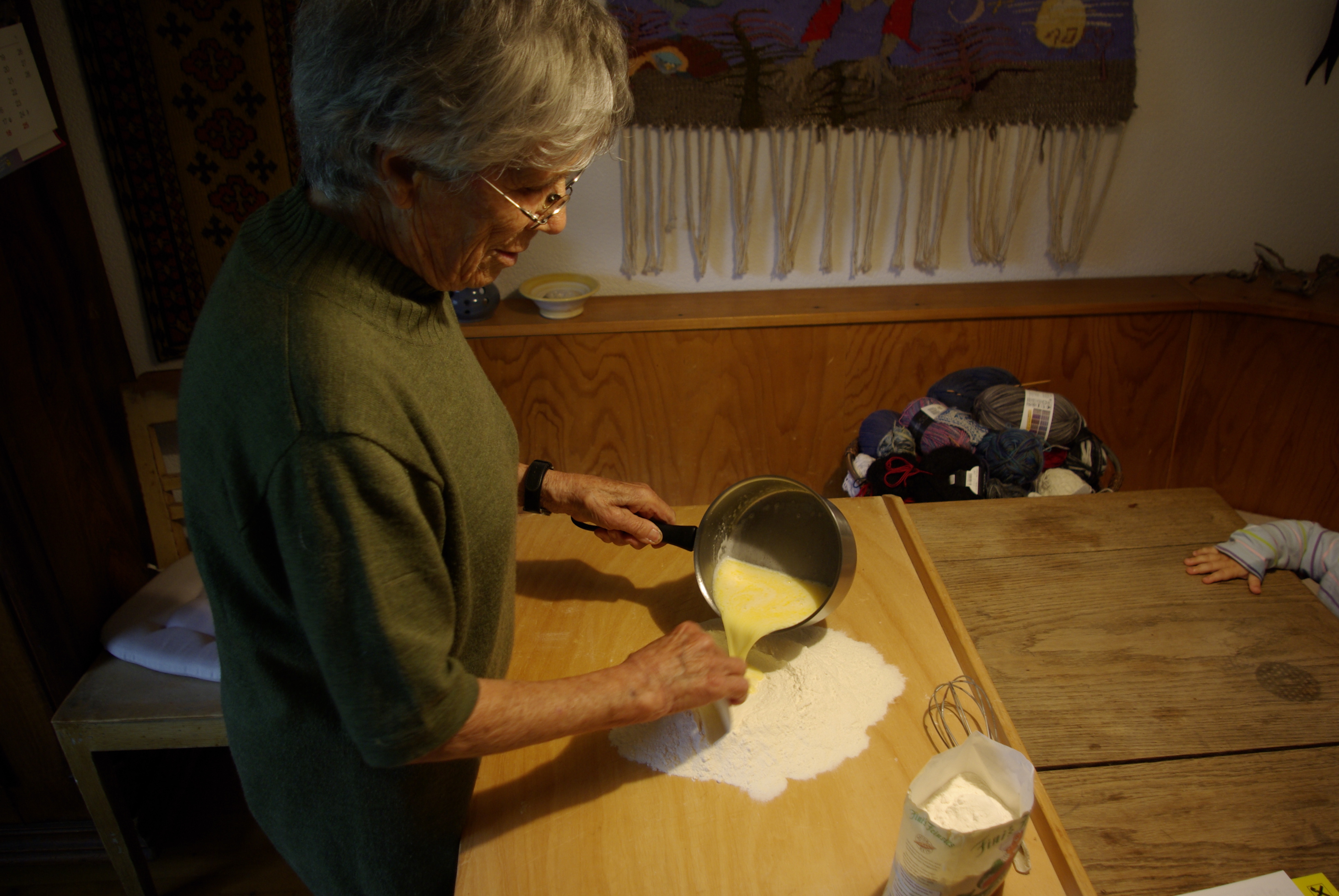 <p>Mehl mit der verquirlten Flüssigkeit vermengen.</p>