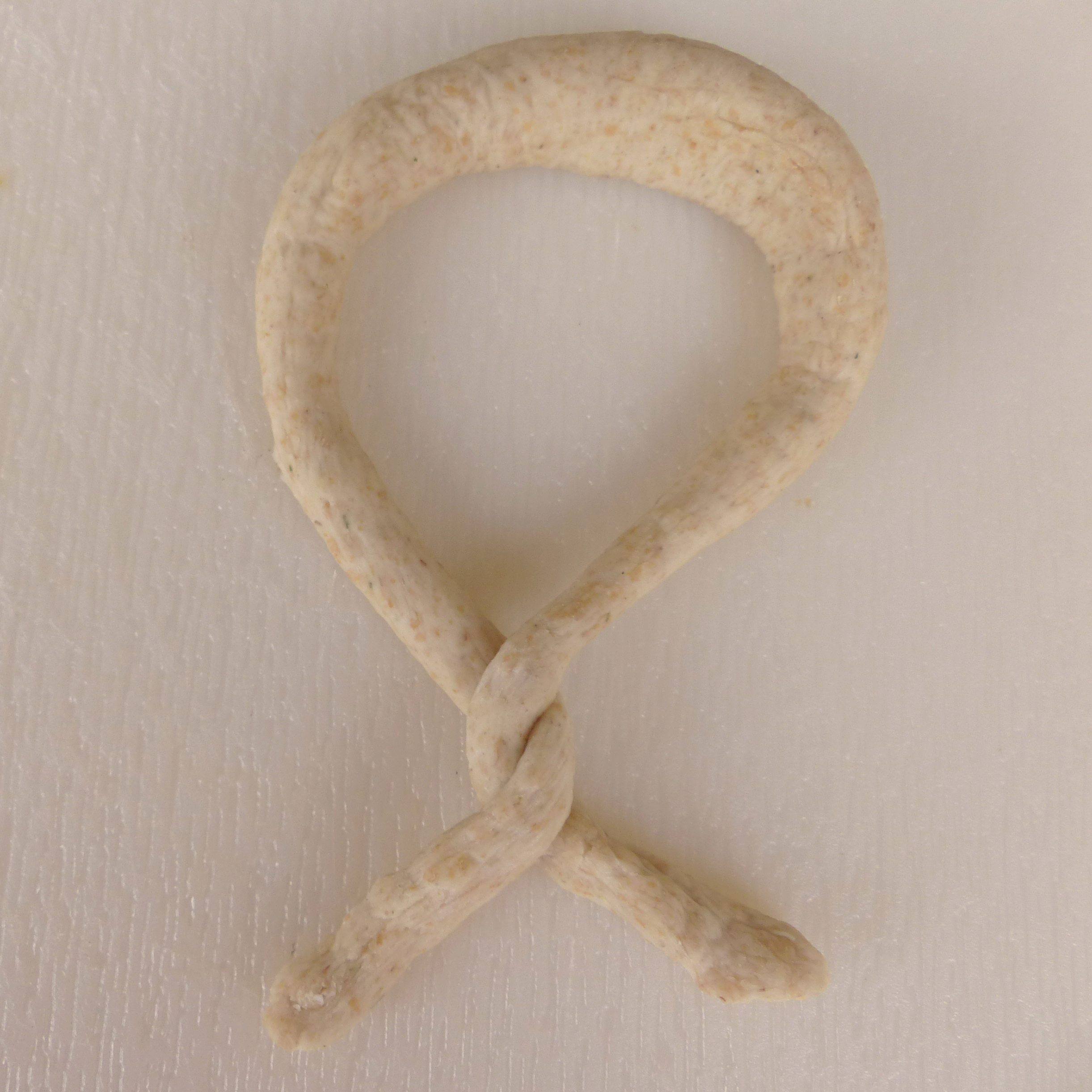 <p>Das 2. Mal überkreuzt, bilden sie den Brezenknoten.</p>