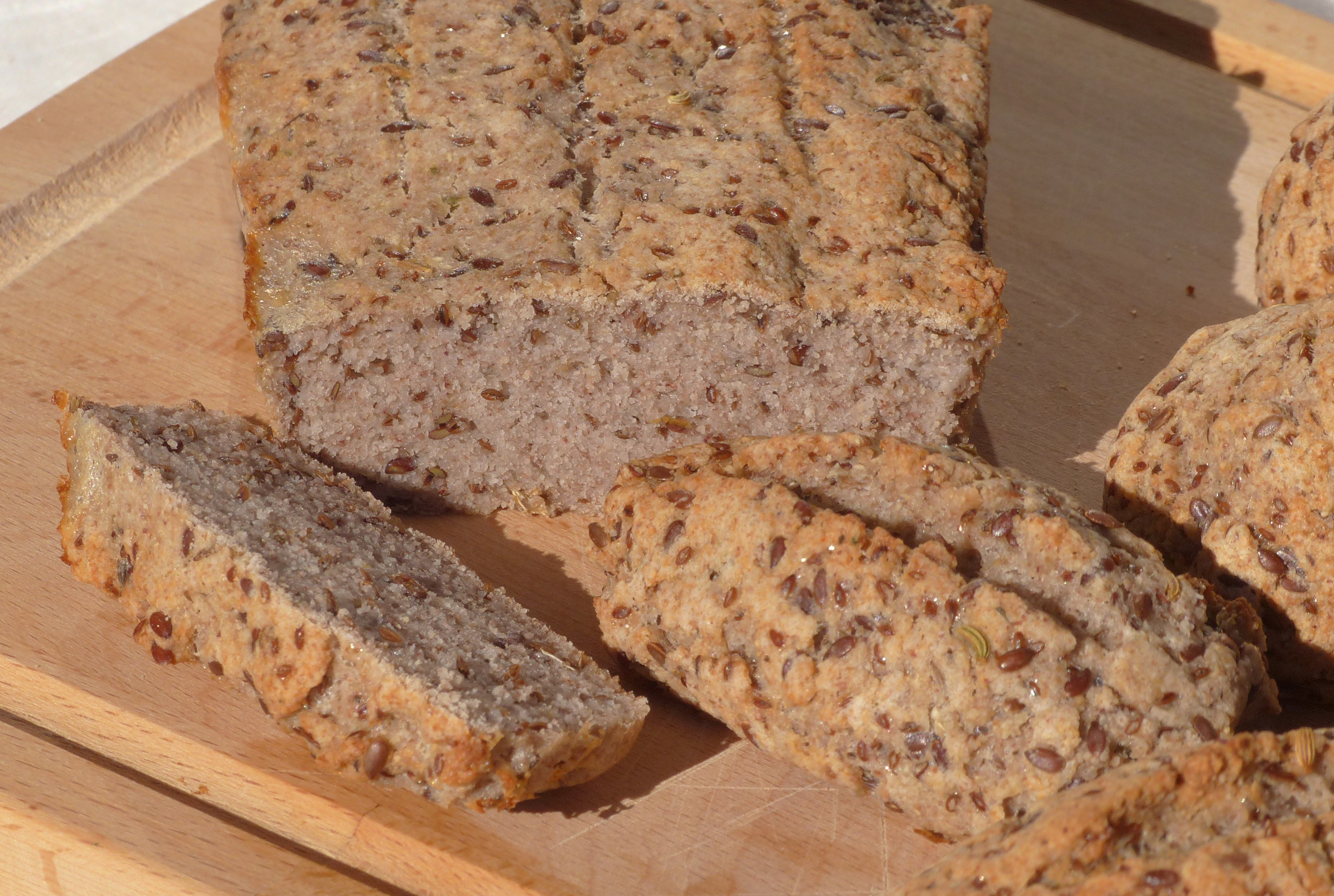 <p>Für den Teig wurden bei diesem Brot Leinsamen statt Flohsamenschalen verwendet.</p>