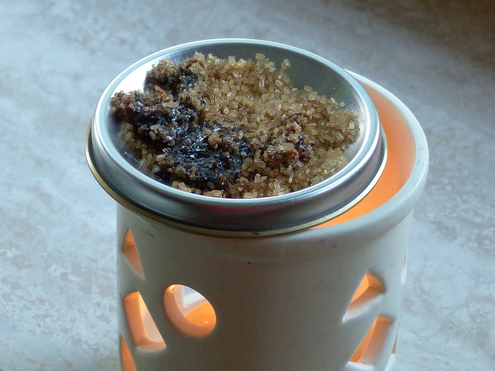 <p>Wiederverwendung eines Wegwerf-Metalldeckels: Duftende Wohlfühlstimmung verbreitend verräuchert Rohzucker auf ihm.  Auch für eine Harz-Räucherung praktisch.  </p>