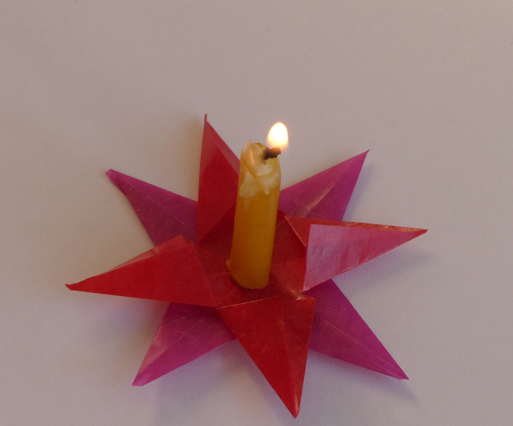<p>Ein stimmungsvoller Tischschmuck! Auch hübsch aus Goldpapier!</p>