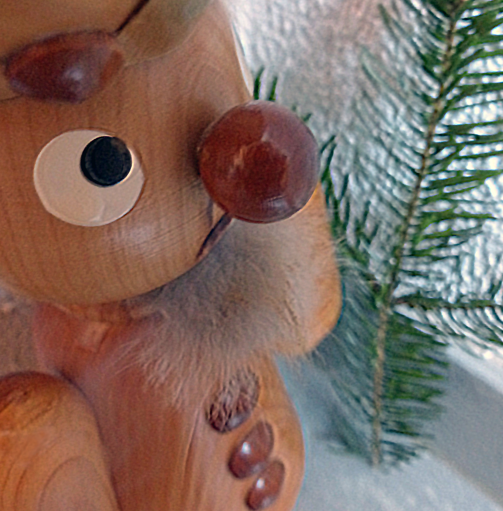 <p> Im Bauch des Räuchermännchens steht ein qualmender Kegel steht auf einer feuerfesten Unterlage und bringt es zum Rauchen. </p>