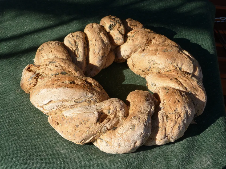 Brotkranz mit Wildpflanzen