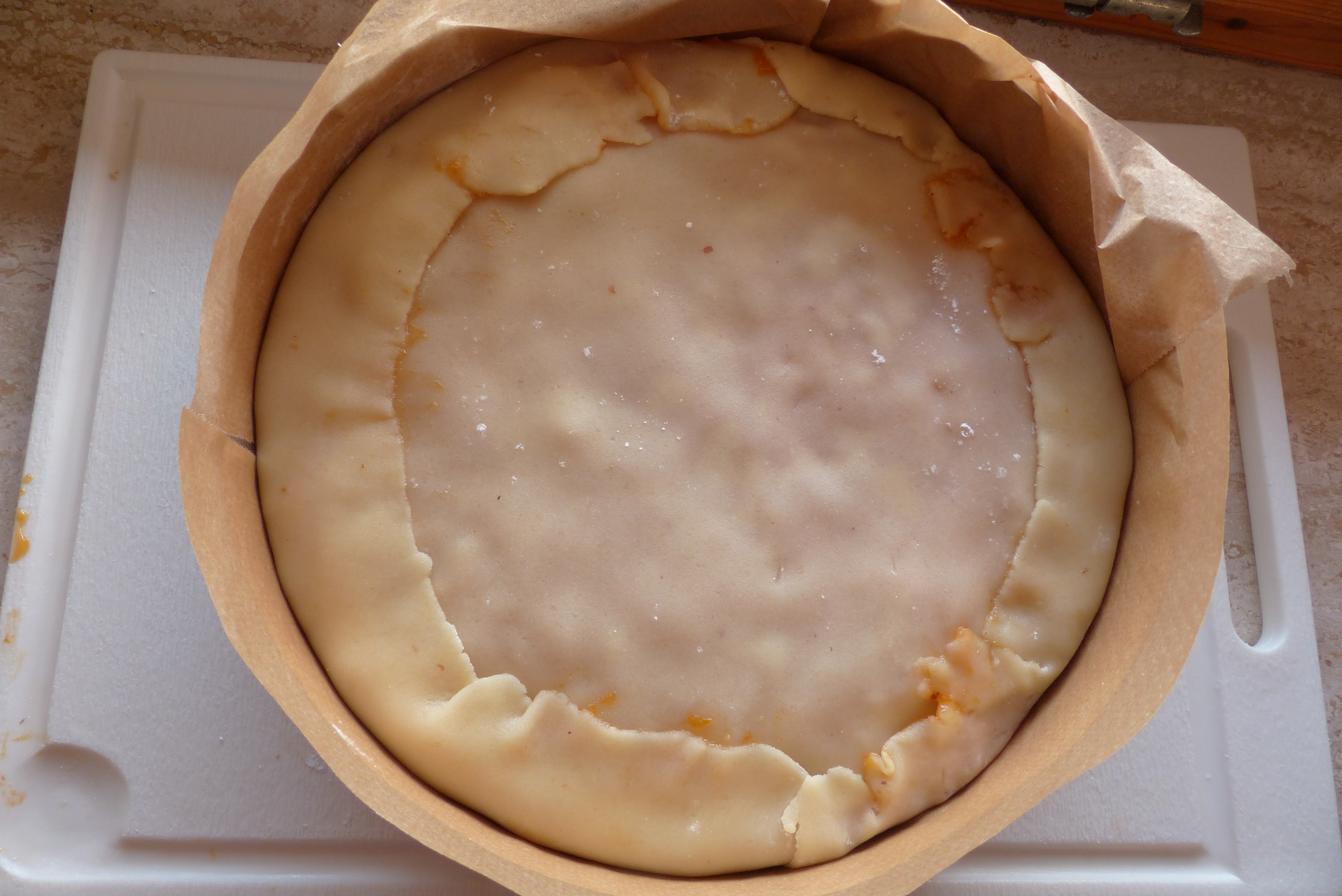 <p>In Marzipan eingehülltes Biskuit wartet auf Verschönerung.</p>