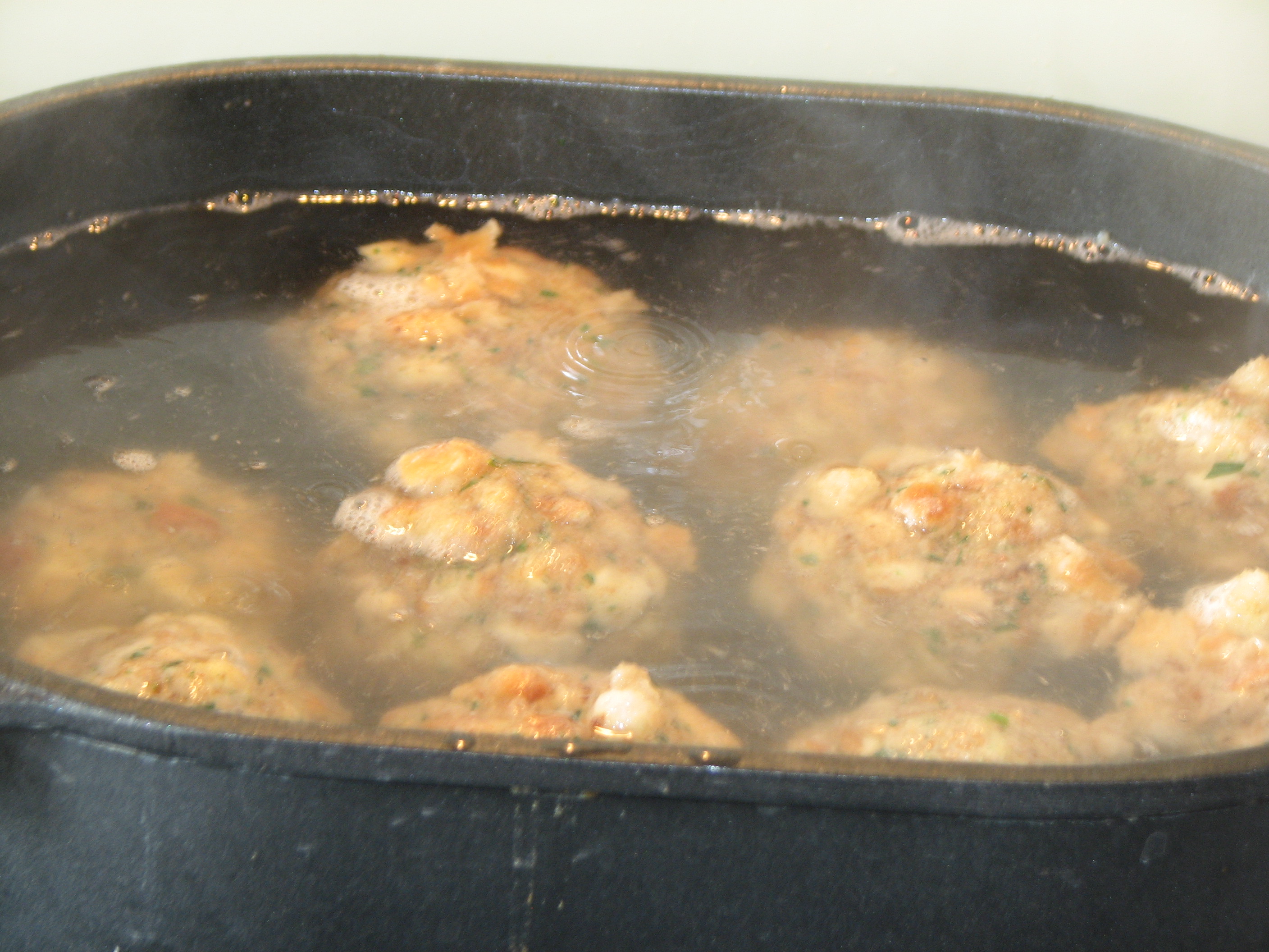 <p>Knödel ohne Deckel 10 – 15 Minuten sanft kochen</p>