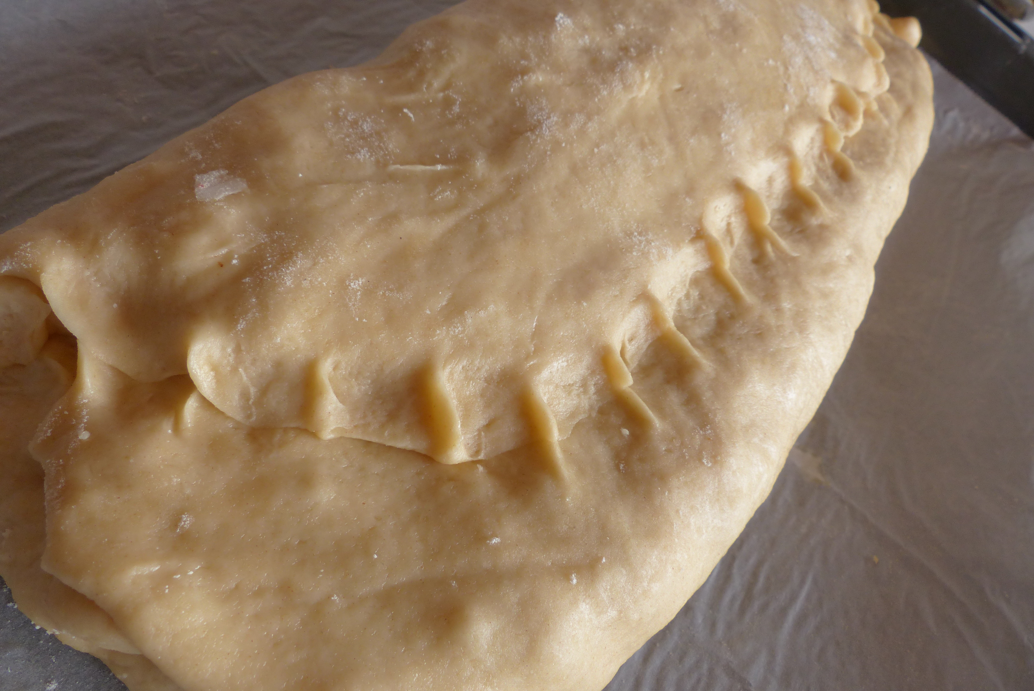 <p>Die Ränder leicht, aber gründlich andrücken, damit sie verkleben.</p>