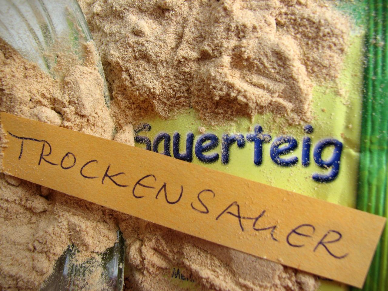 <p>Sauerteig-Pulver (=Trockensauer) kann man sowohl selber machen als auch kaufen.</p>