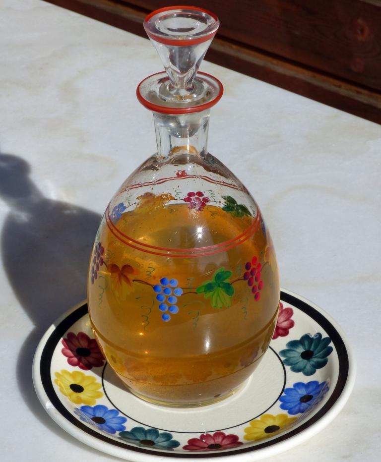 <p>Osterkräuterwein in passender Karaffe.</p>