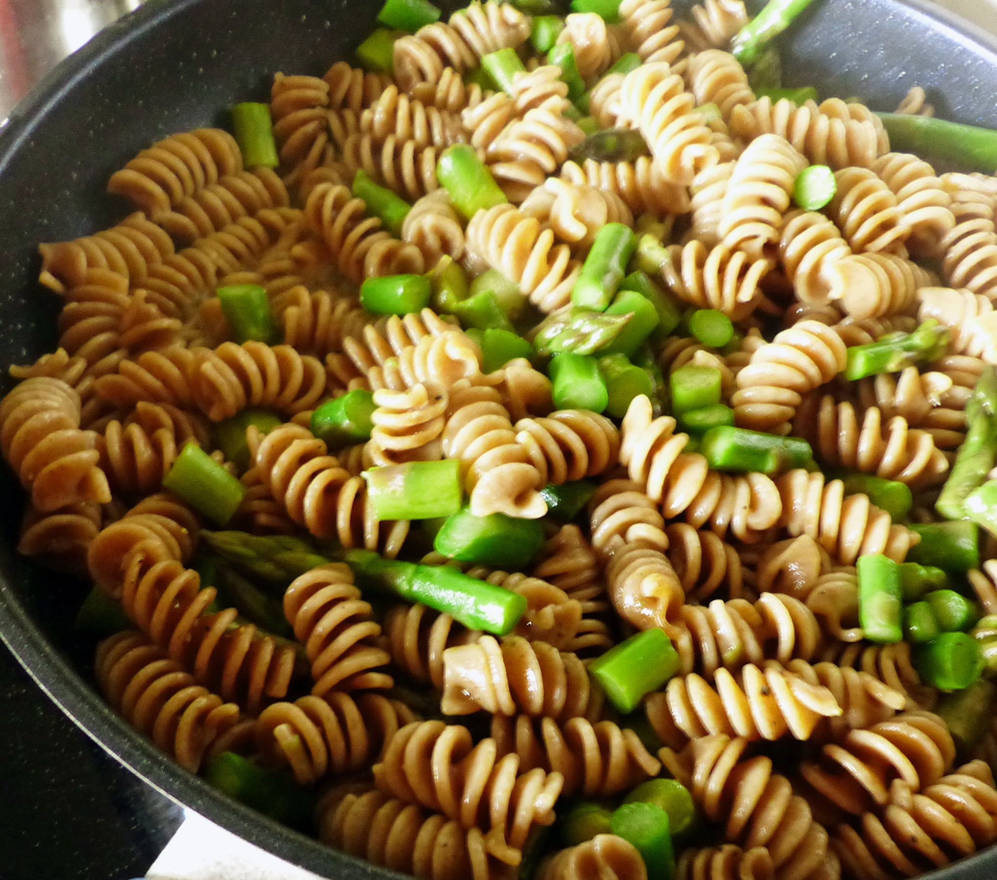 <p>Auch Wilder Spargel, Grünspargel, junge Bodentriebe von Hopfen, Waldgeißbart und Bisset-Bambus eignen sich für die vorgestellten Arten der Zubereitung des Nudelgerichtes.</p>