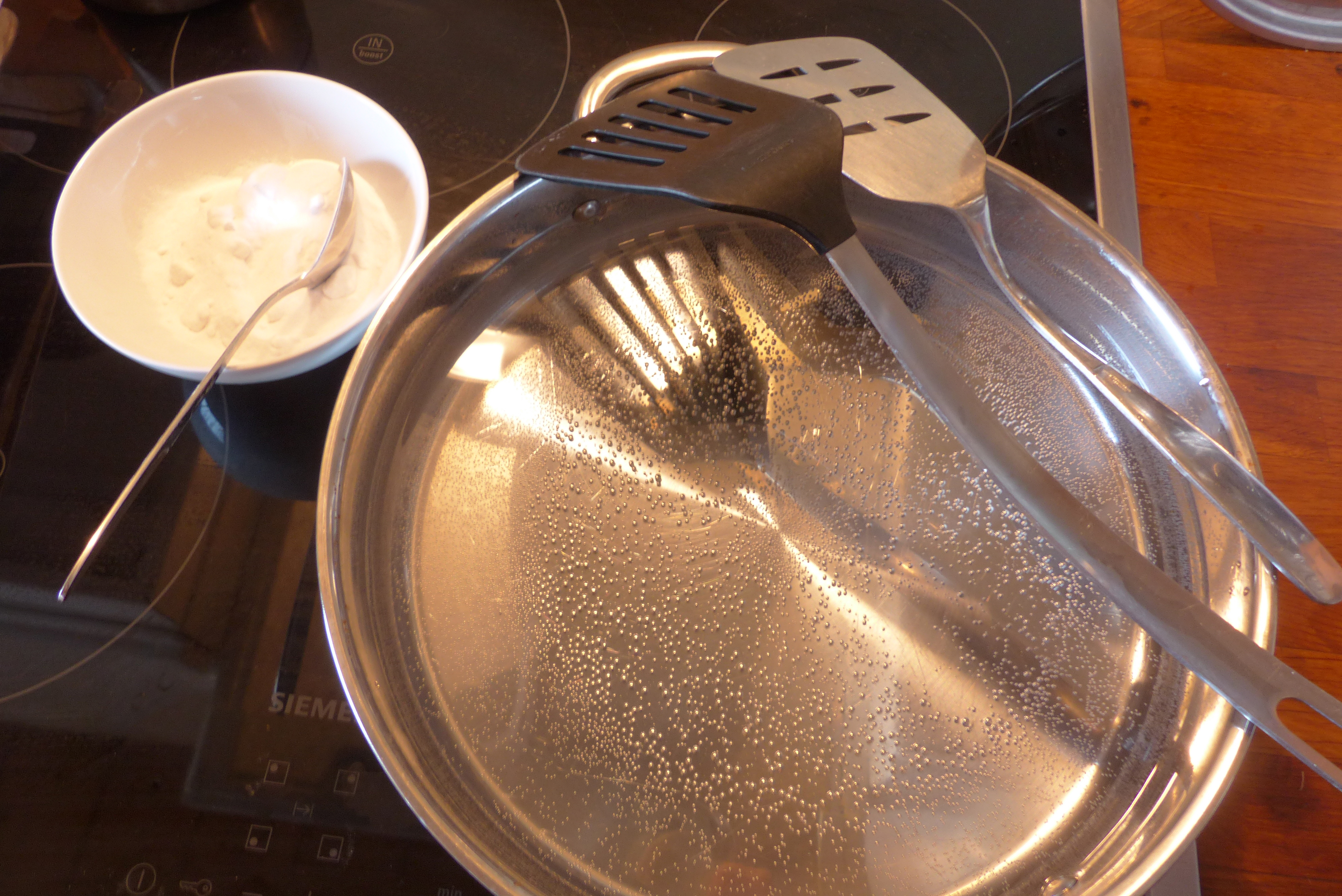 <p>Speisenatron, Wasser und geschlitzte Bratenwender stehen bereit.</p>