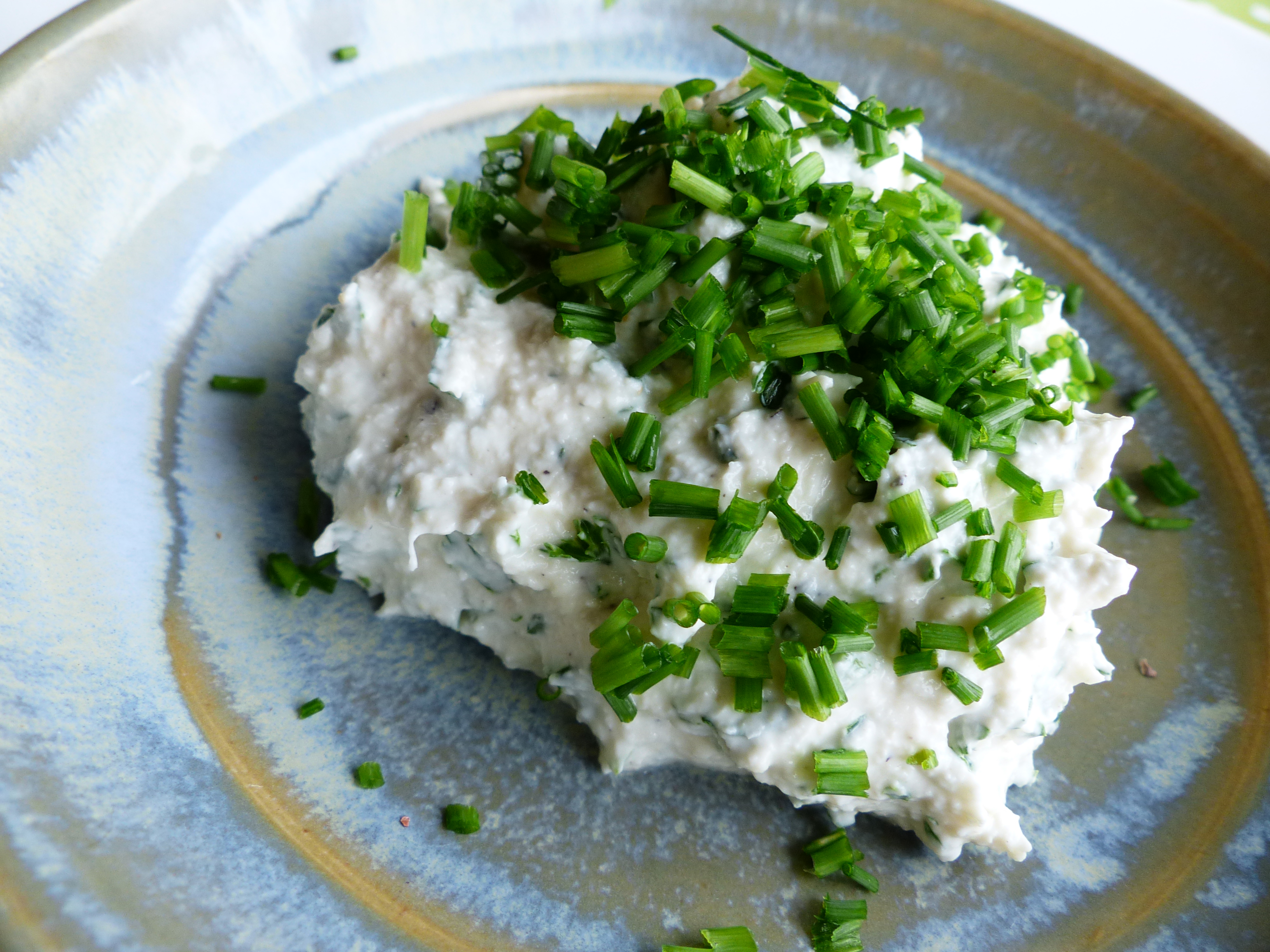 Topfenaufstrich mit Kren, Kräutern und Leinöl